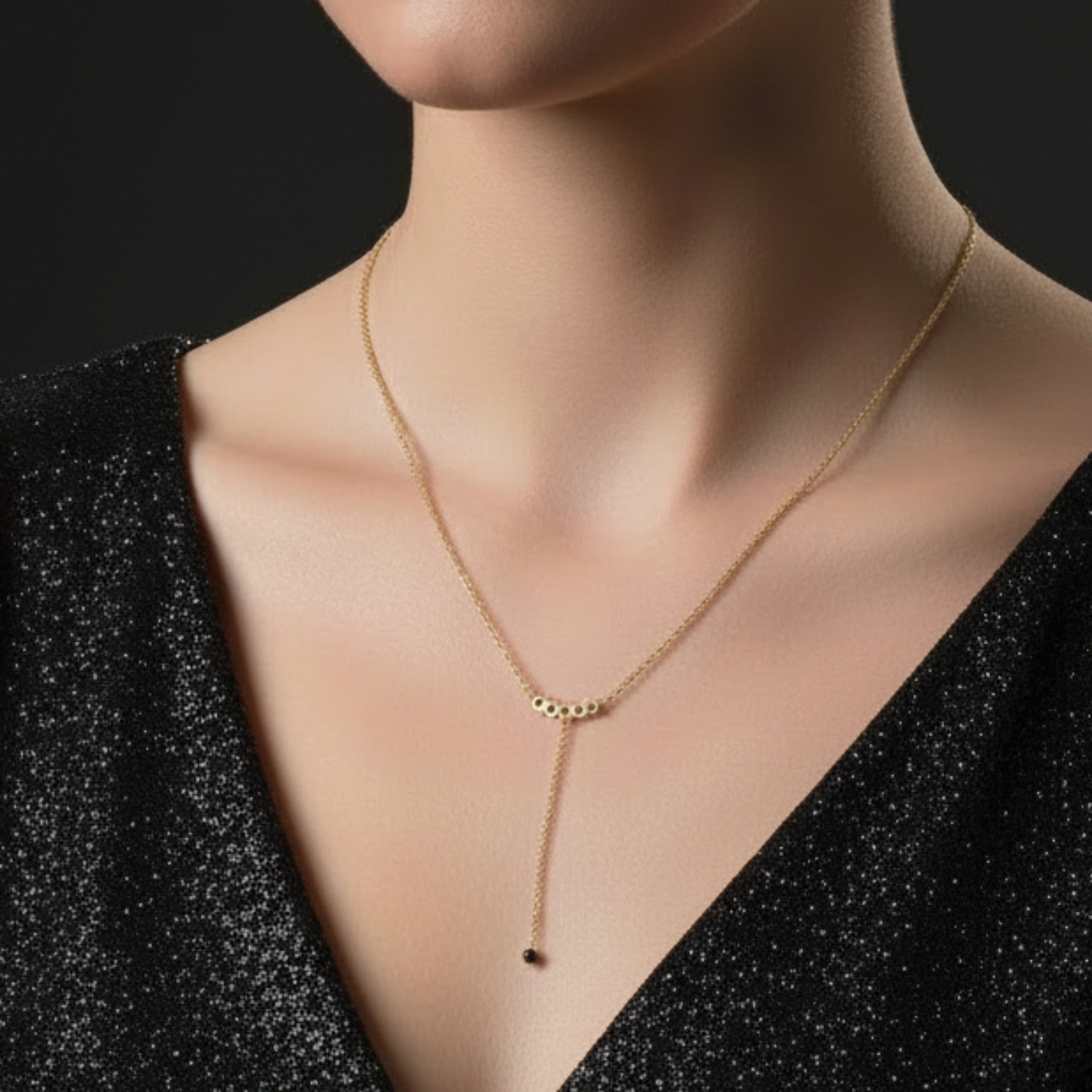 Collier Chloé porté, chaîne dorée Y avec oxyde de zirconium, acier inoxydable, style minimaliste chic
