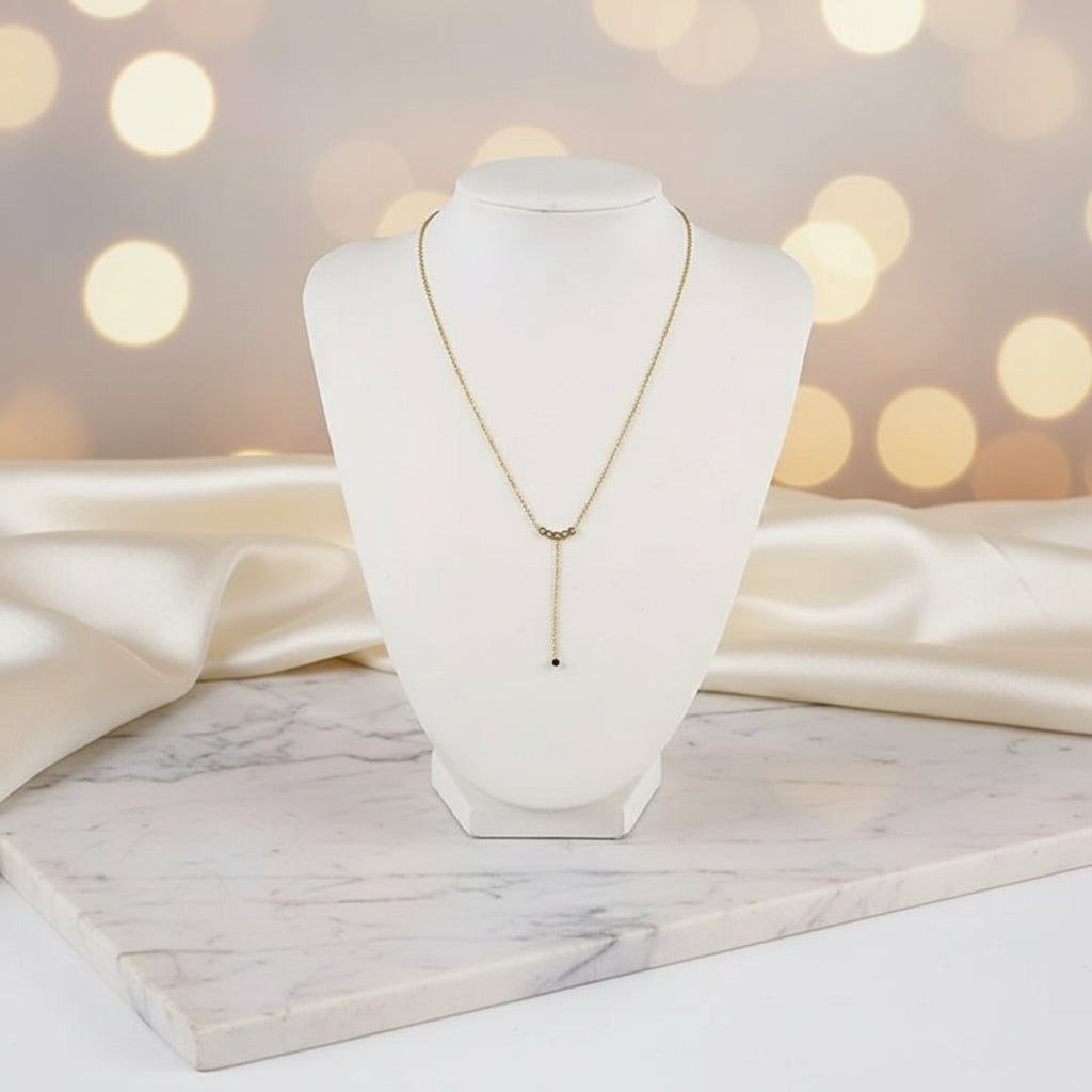 Collier Chloé chaîne dorée en Y avec oxyde de zirconium, acier inoxydable, design minimaliste élégant
