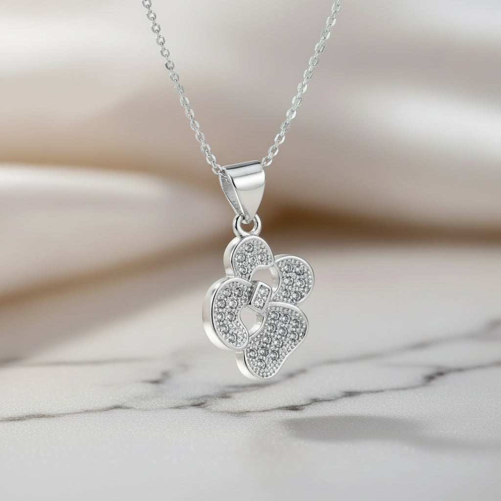 Collier Belle Isa rhodié argenté avec pendentif nœud orné de diamants CZ blancs - ÔParis
