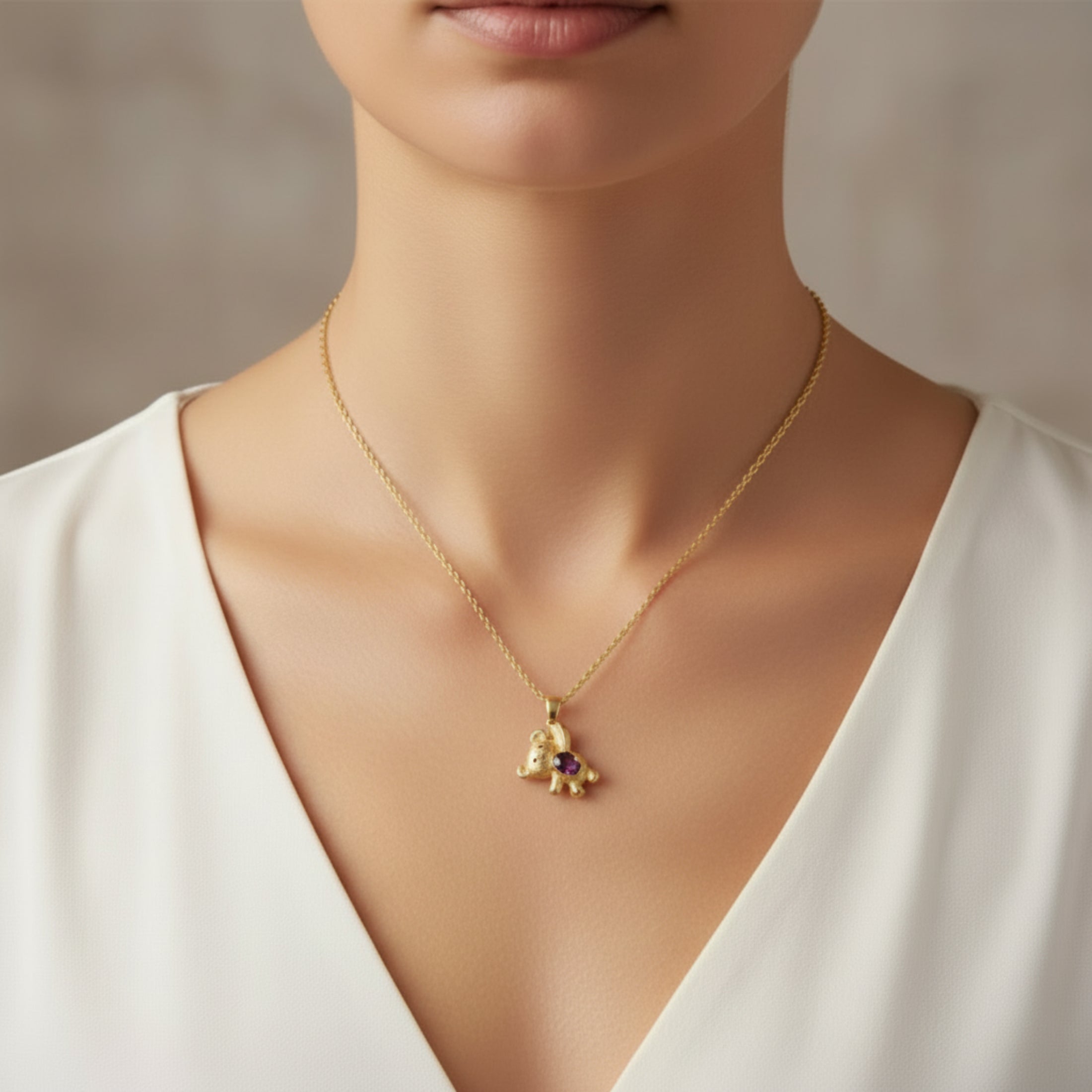 Femme portant le collier Doudou Luxueux - Collier doré nounours zircon ambre
