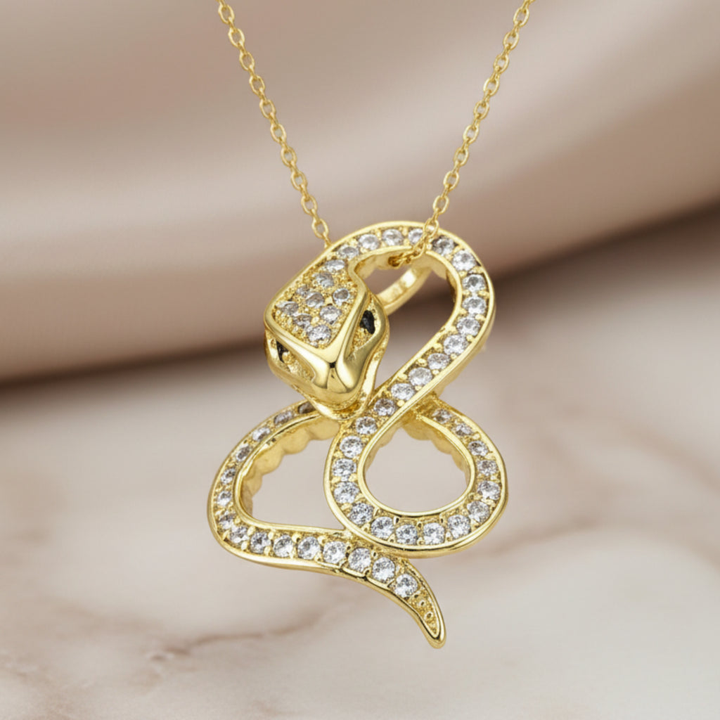 Collier Médusa plaqué or 18K avec pendentif serpent aux yeux émeraude en zircon cubique - ÔParis
