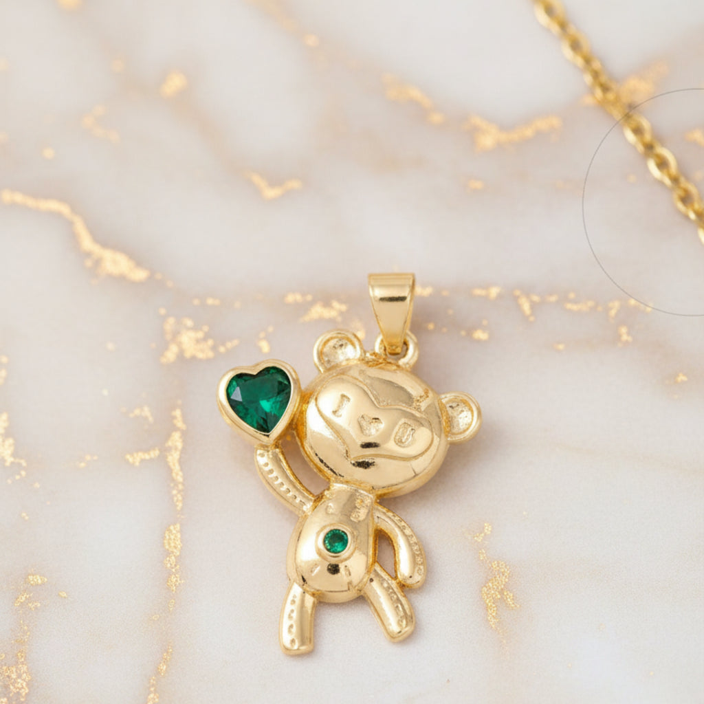 Pendentif ours doré plaqué or (1 µm), serti d'un cristal vert émeraude en forme de cœur, chaîne forçat dorée 45 cm.