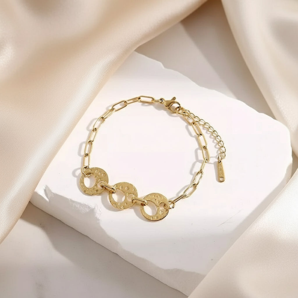 Bracelet Nora doré maillons martelés avec 3 types de cercles percés, acier inoxydable, design artisanal
