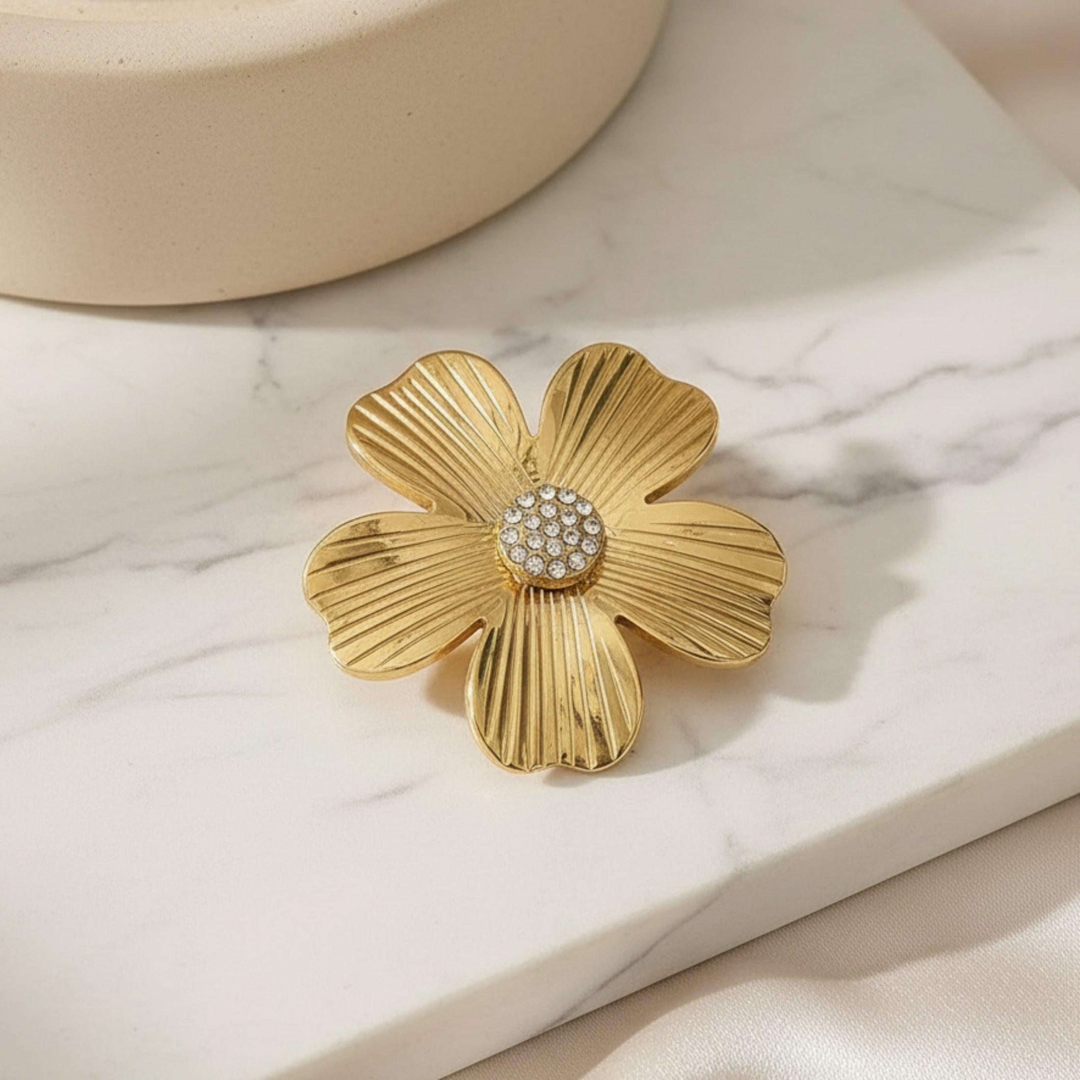 Broche Jolie Fleur 5 pétales avec strass central 3 cm, acier inoxydable 10g, design élégant
