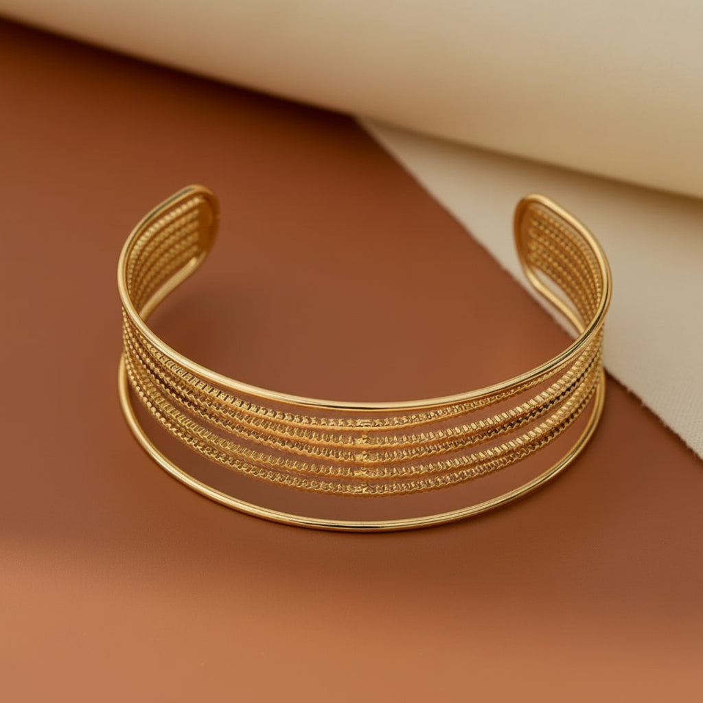 Bracelet Manchette Clara dorée, détails multi fils simples, acier inoxydable, vue détaillée
