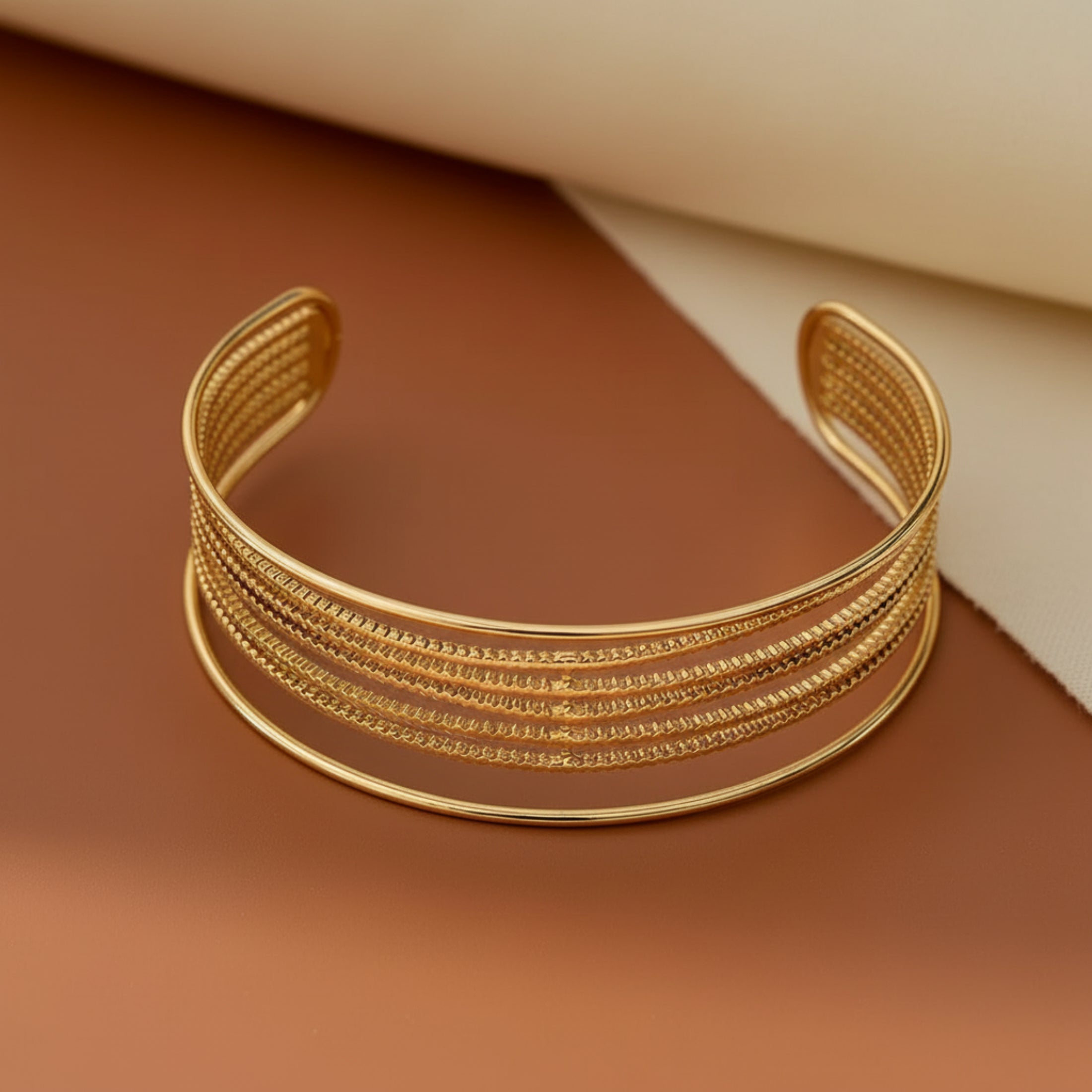 Bracelet Manchette Clara dorée, détails multi fils simples, acier inoxydable, vue détaillée
