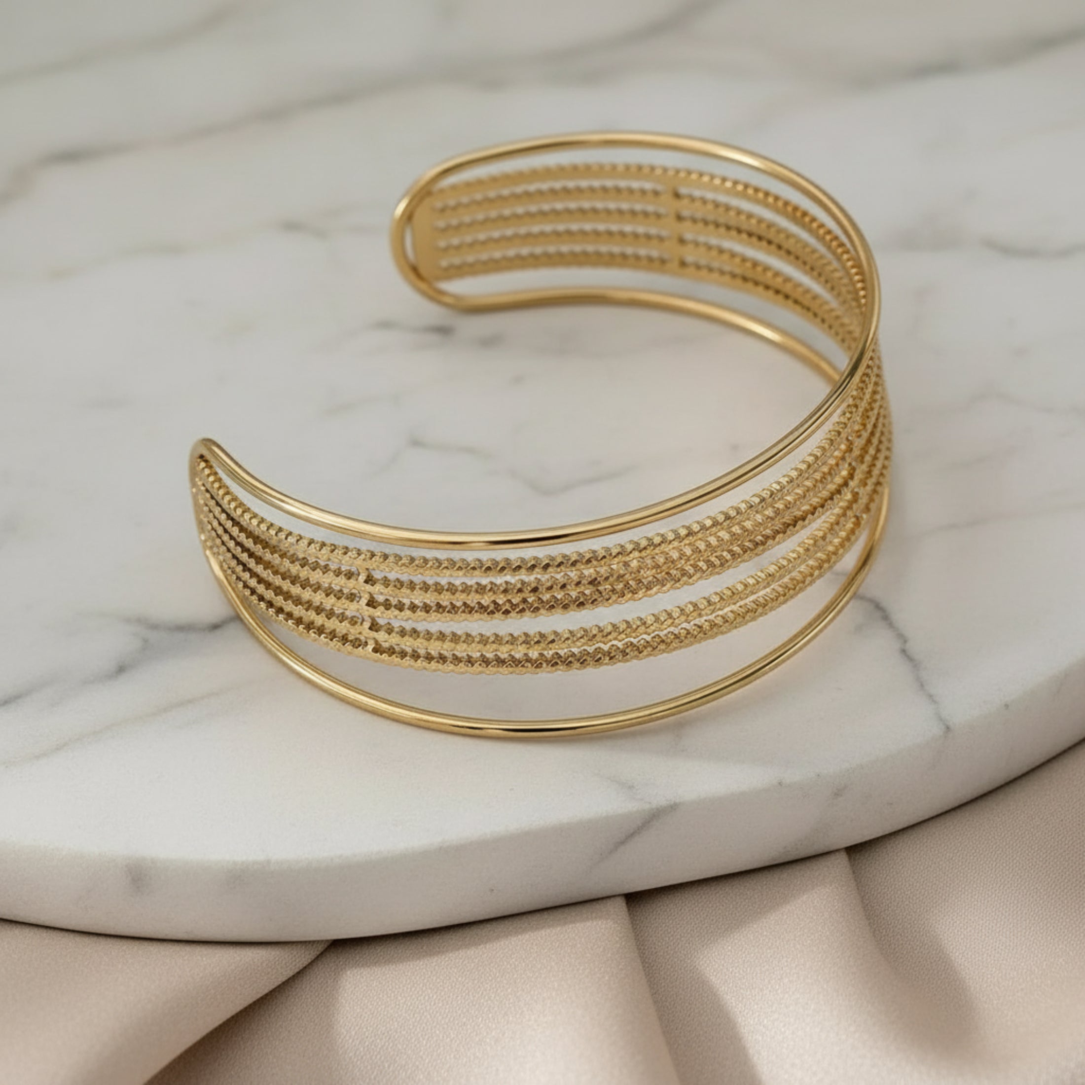 Bracelet Manchette Clara dorée multi fils simples ouverts, acier inoxydable 10g, design minimaliste élégant
