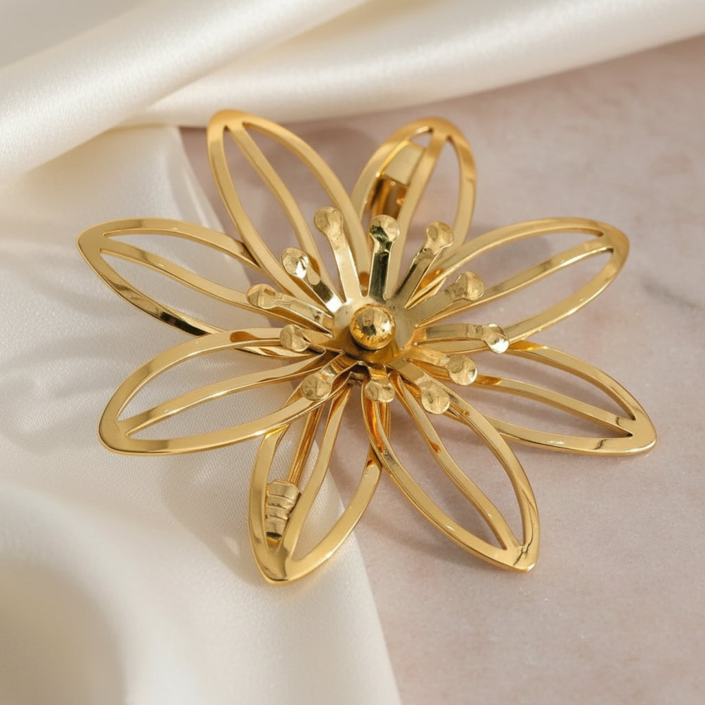 Broche Emilia dorée fleur 4 cm, acier inoxydable 10g, design romantique élégant
