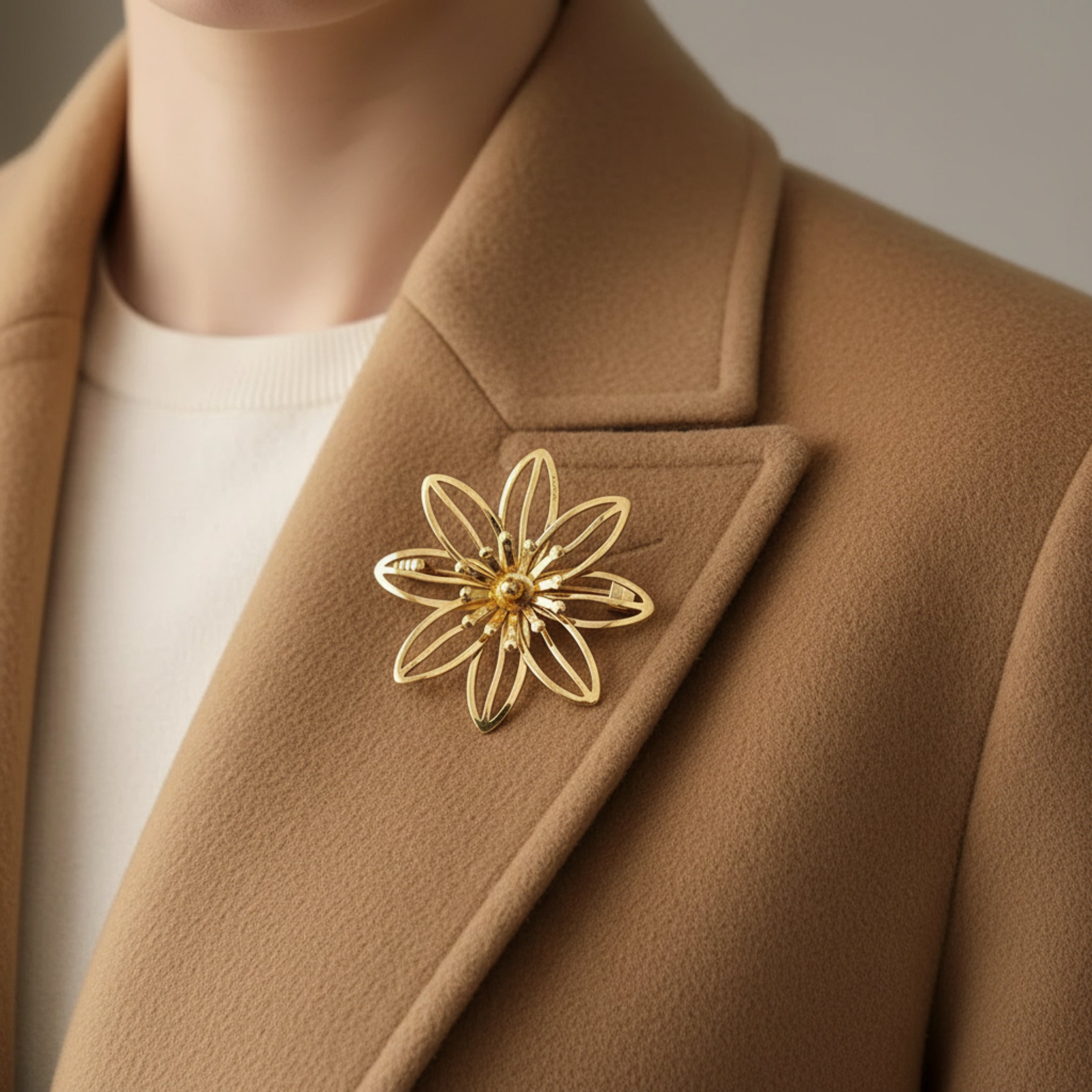 Broche Emilia dorée portée, fleur 4 cm acier inoxydable, style romantique élégant
