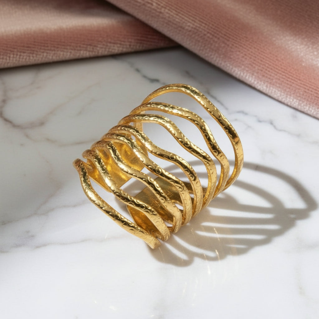 Bague Juliette dorée, détails lignes ondulées et texturées, acier inoxydable ajustable
