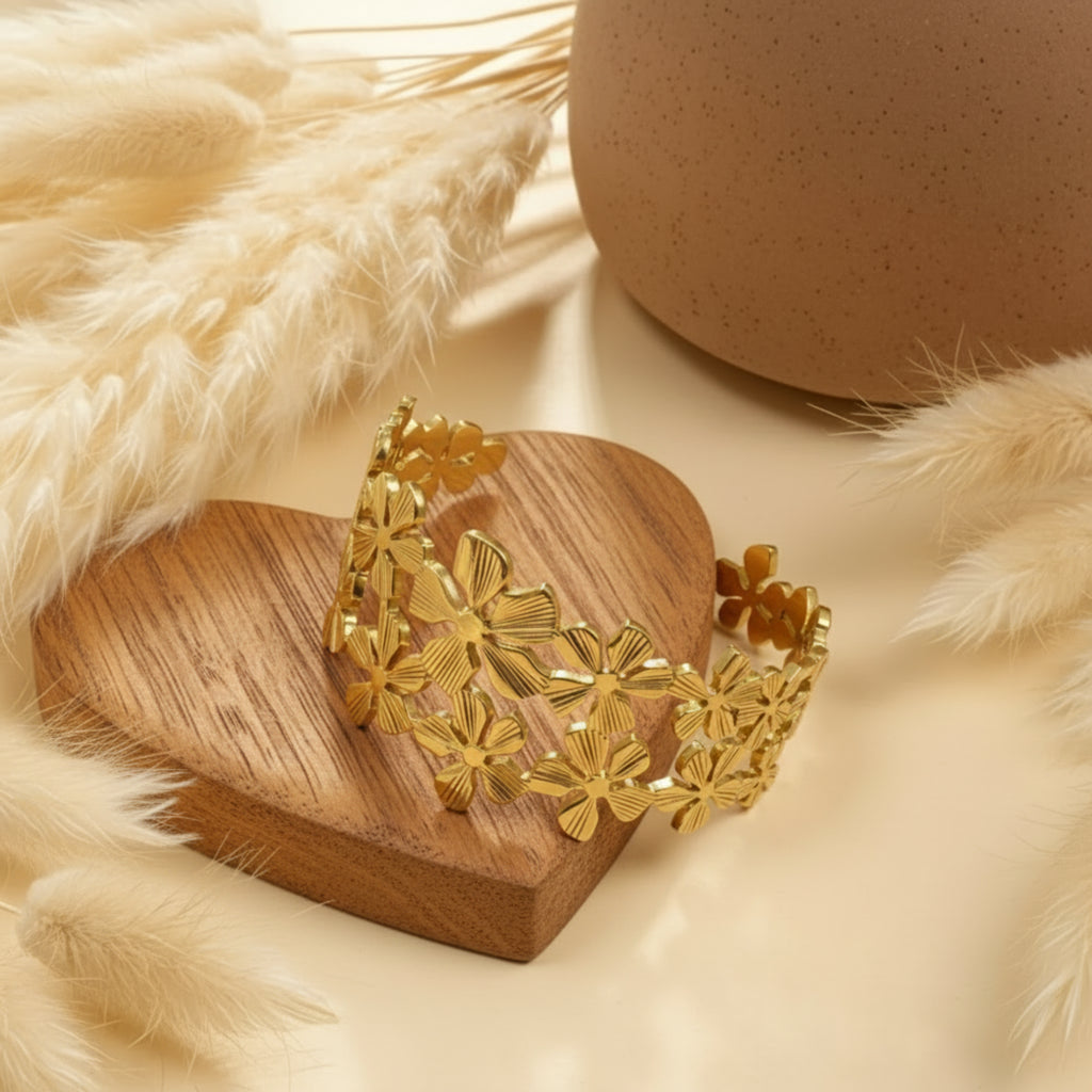 Bracelet Mina manchette dorée double ligne fleurs, acier inoxydable 10g, design élégant raffiné
