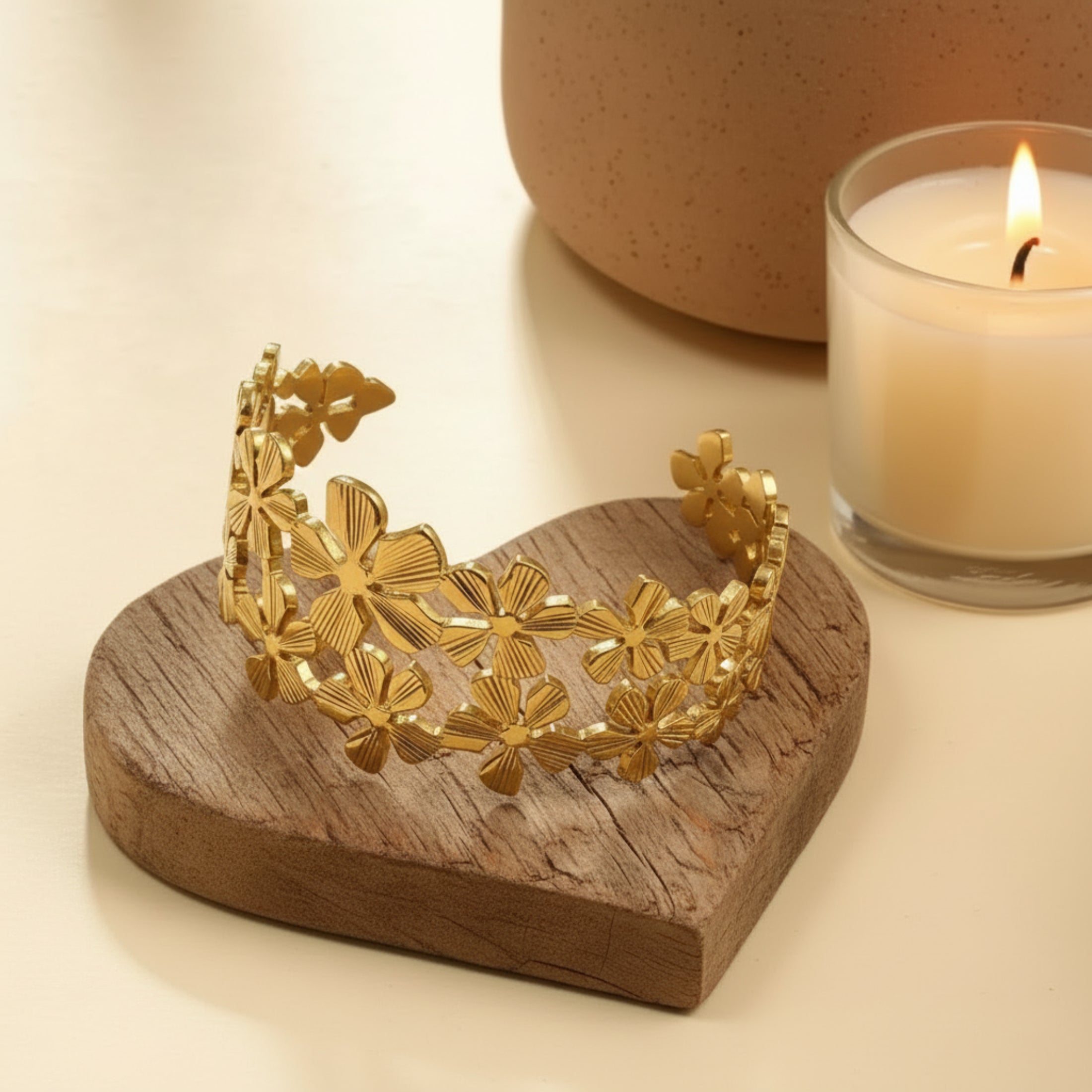 Bracelet Mina manchette dorée, détails double ligne fleurs, acier inoxydable 10g, vue détaillée
