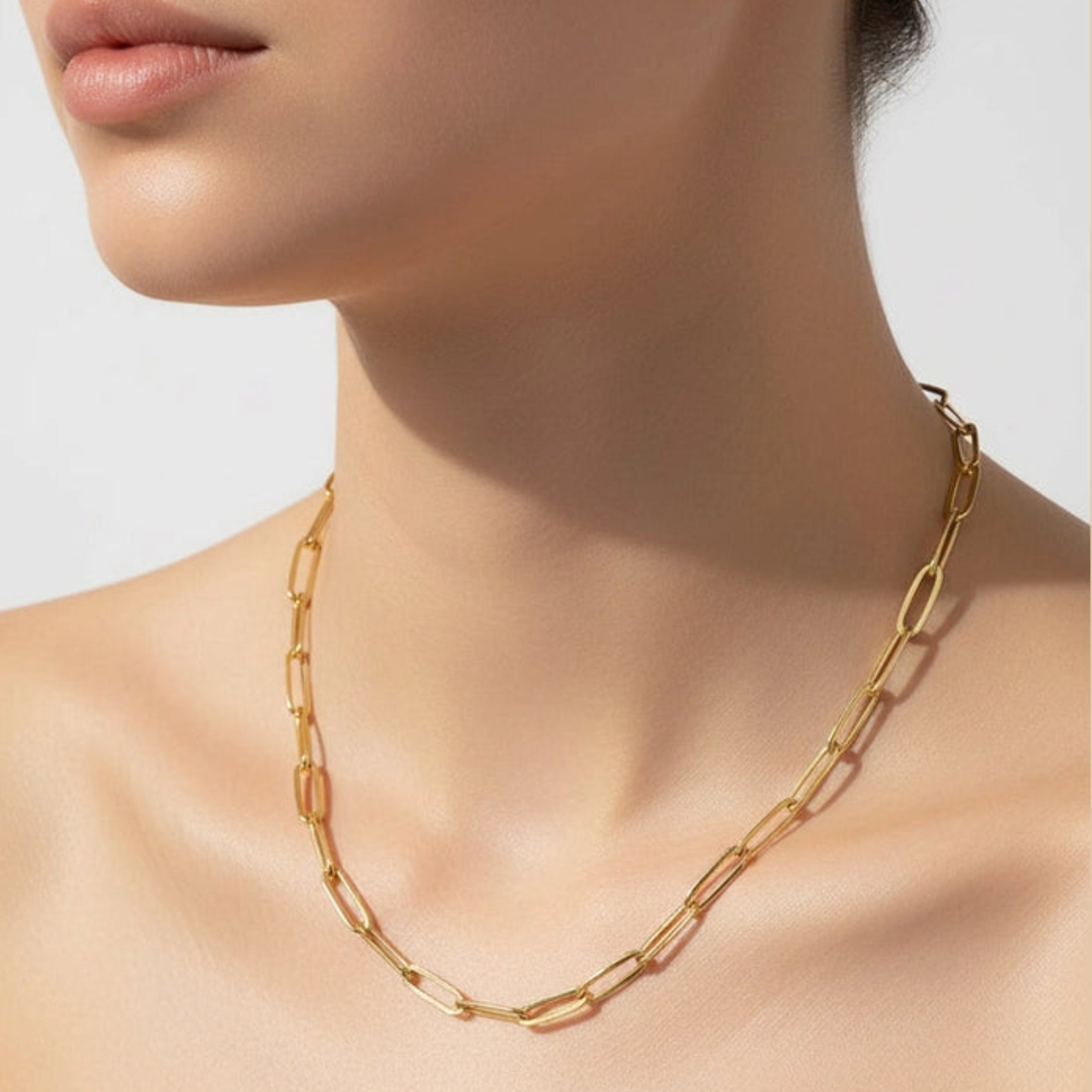 Collier Charms porté - Bijou raffiné ÔParis
