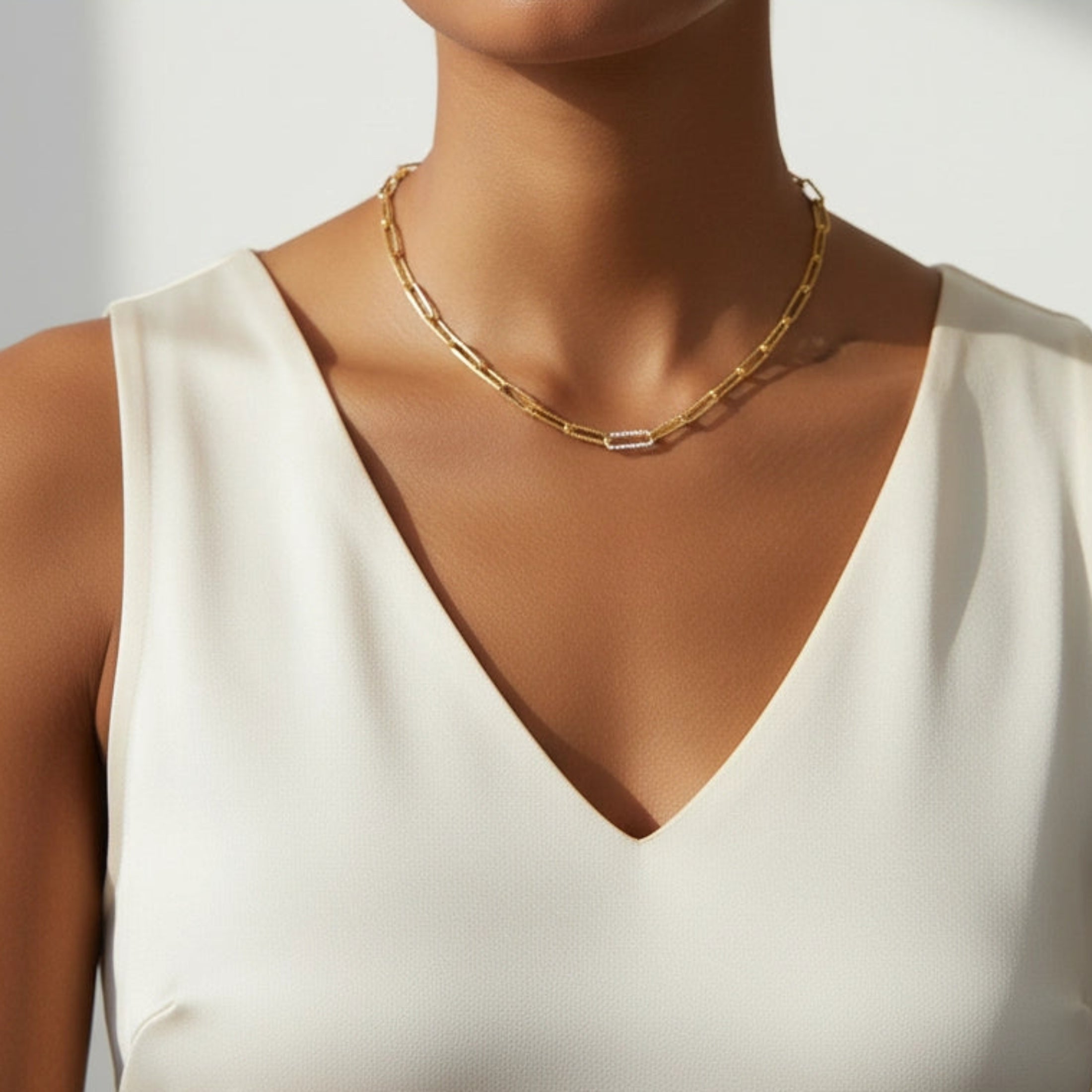 Collier Charms ajouré porté - Bijou raffiné ÔParis

