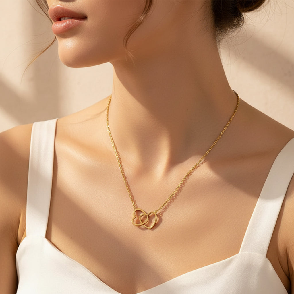 Collier Lou doré en acier inoxydable avec pendentif cœurs entrelacés et maillons fins
