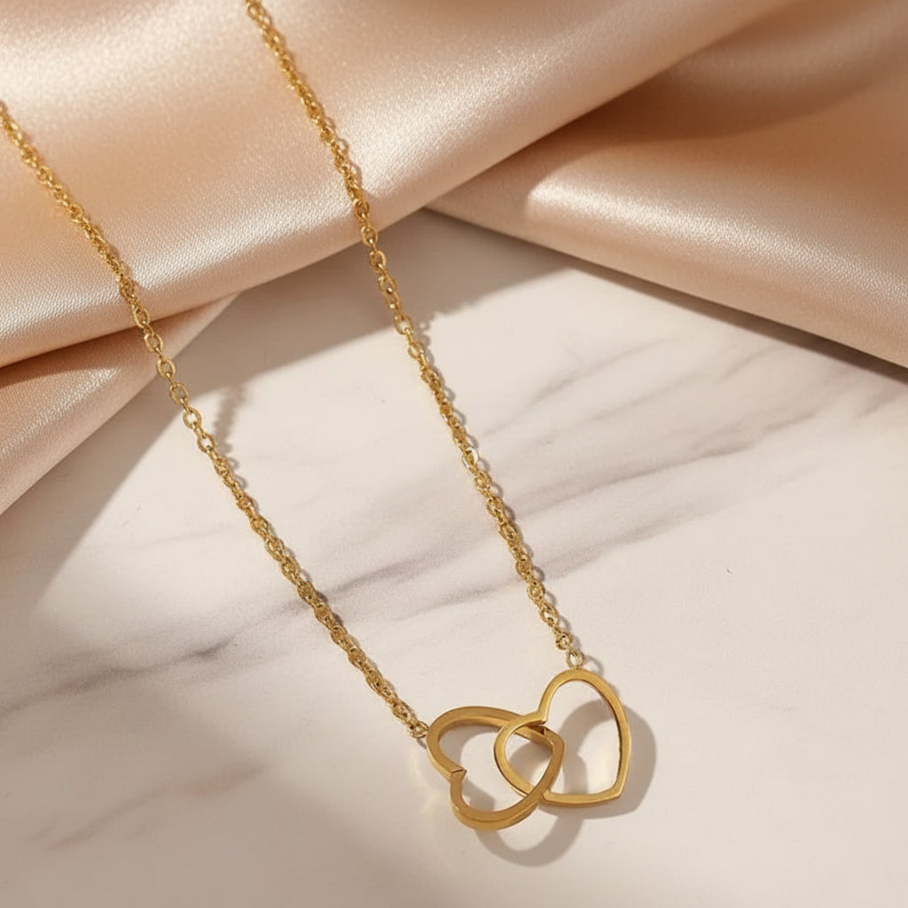 Femme portant le Collier Lou doré, collier délicat avec cœurs entrelacés
