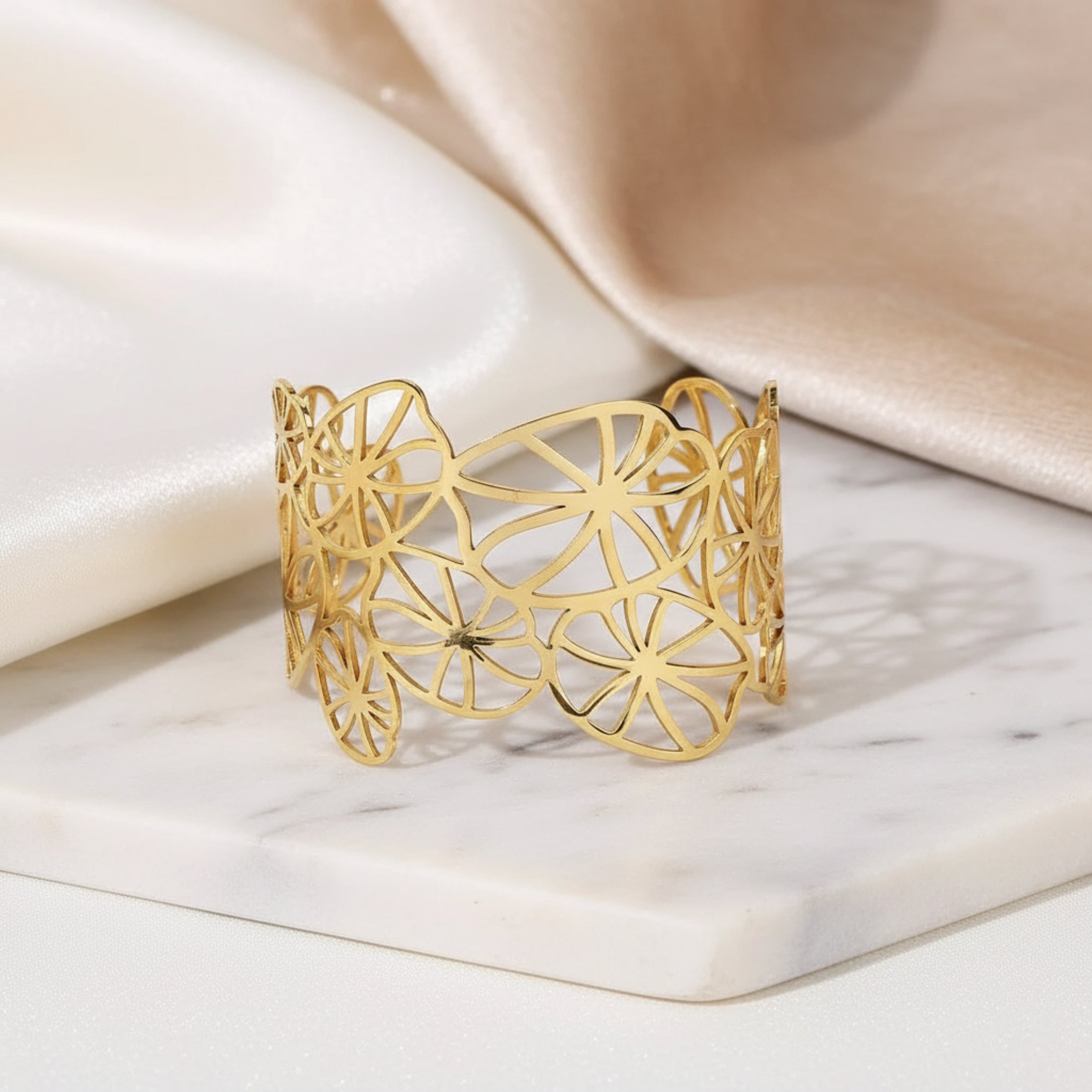 Bracelet Manchette Charline dorée nénuphars ajourés, acier inoxydable 10g, design nature élégant
