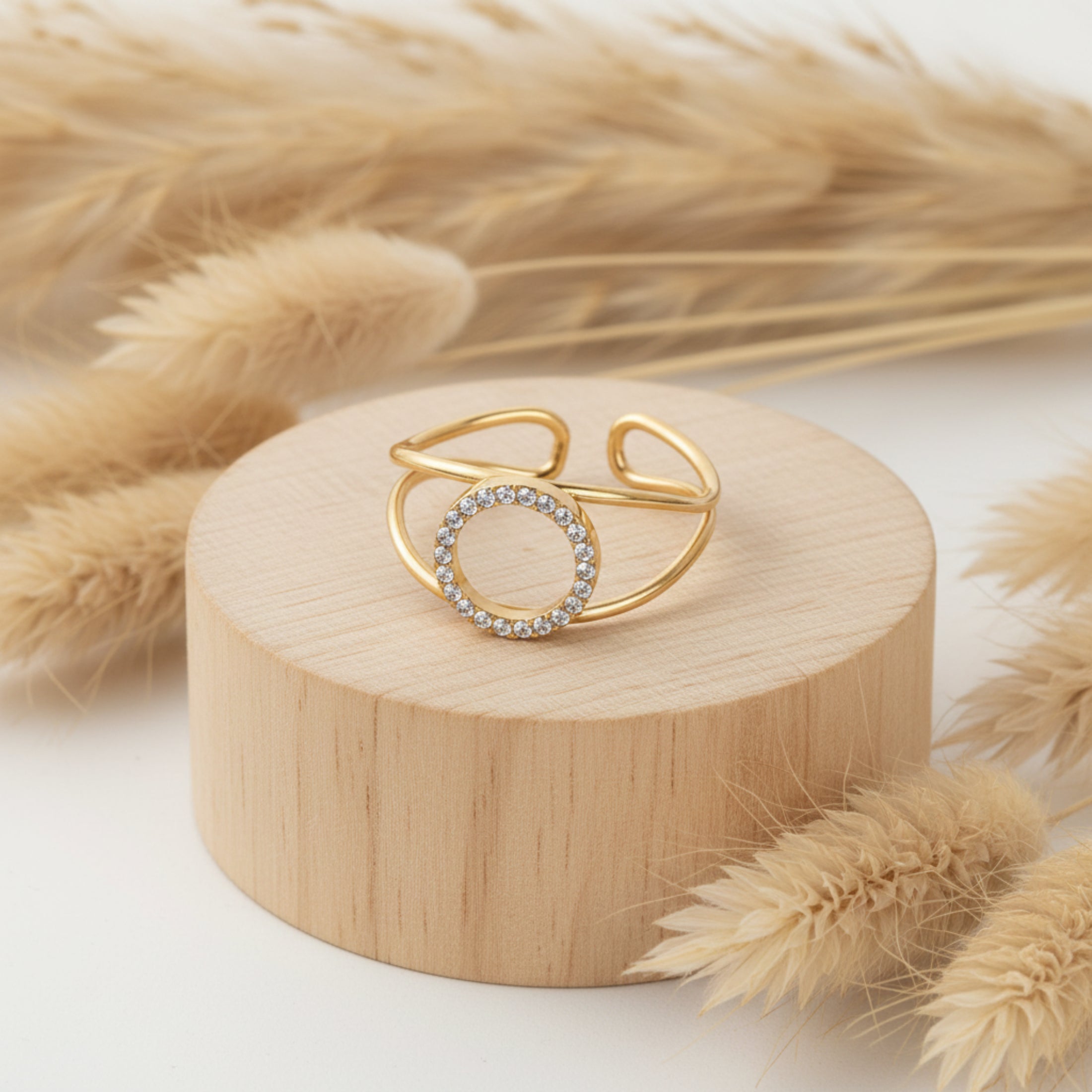 Bague Sile ajustable dorée cercle strassé 1cm courbure structurée, acier inoxydable 10g, design moderne
