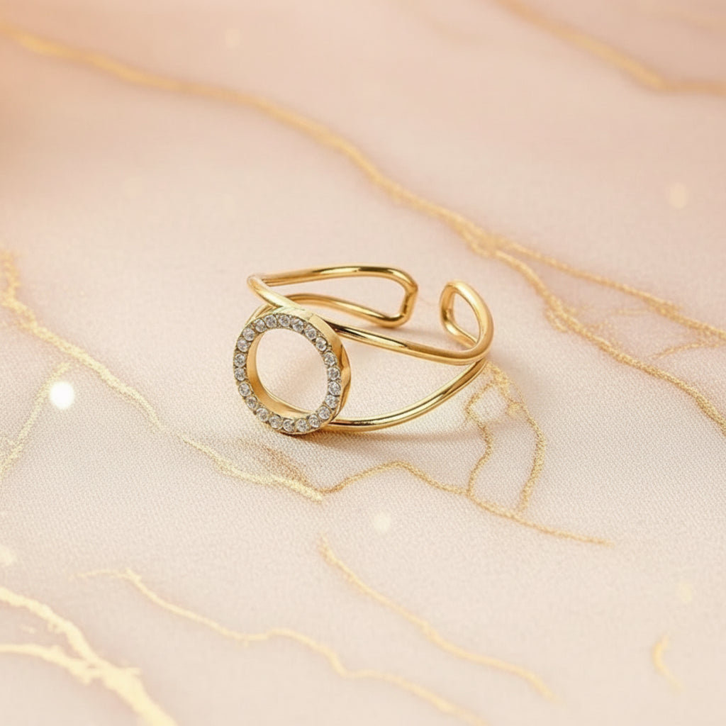 Bague Sile dorée, détails cercle strassé courbure architecturale, acier inoxydable, vue détaillée
