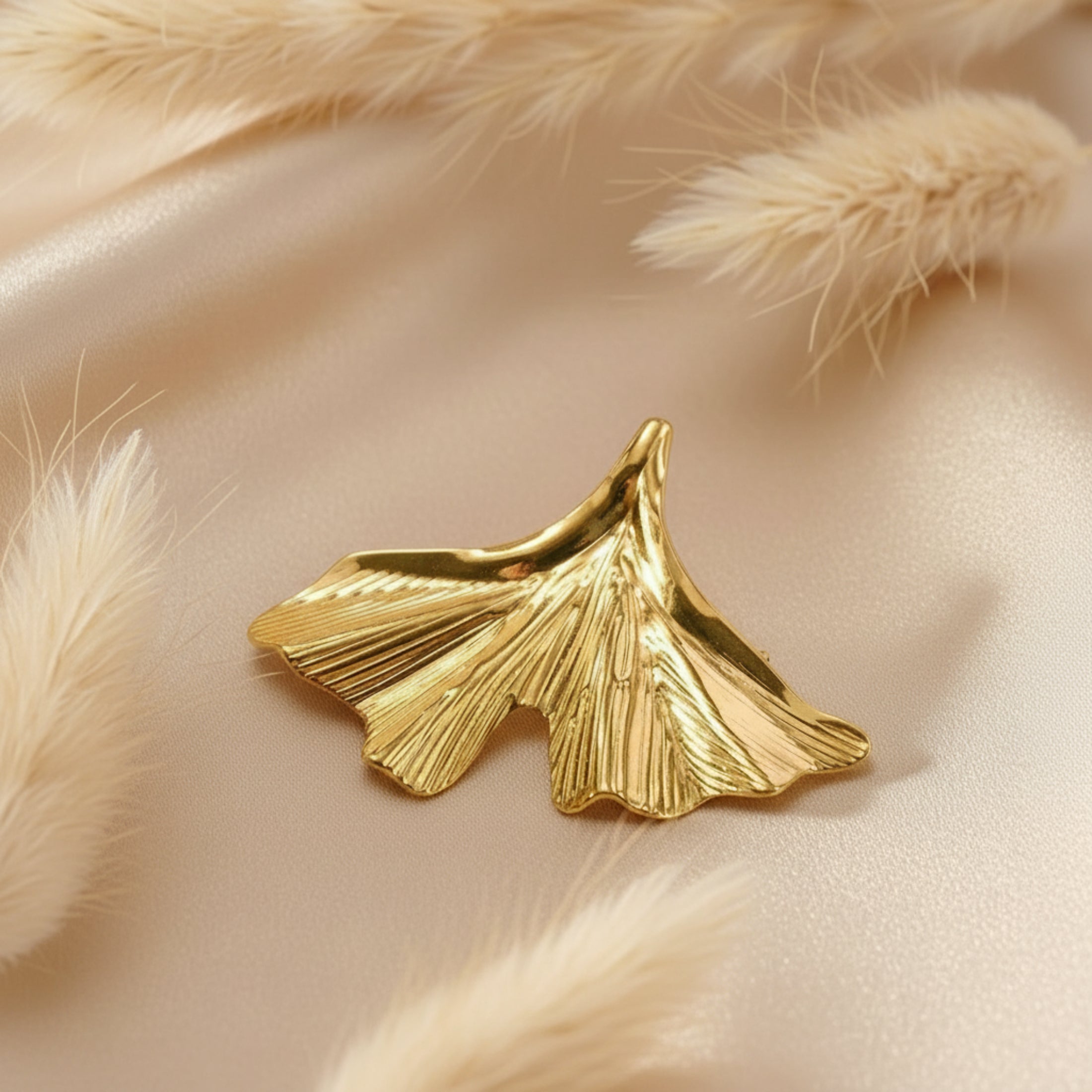 Broche Élégance feuille de Ginkgo 5,5x4 cm, acier inoxydable, design nature épuré et raffiné

