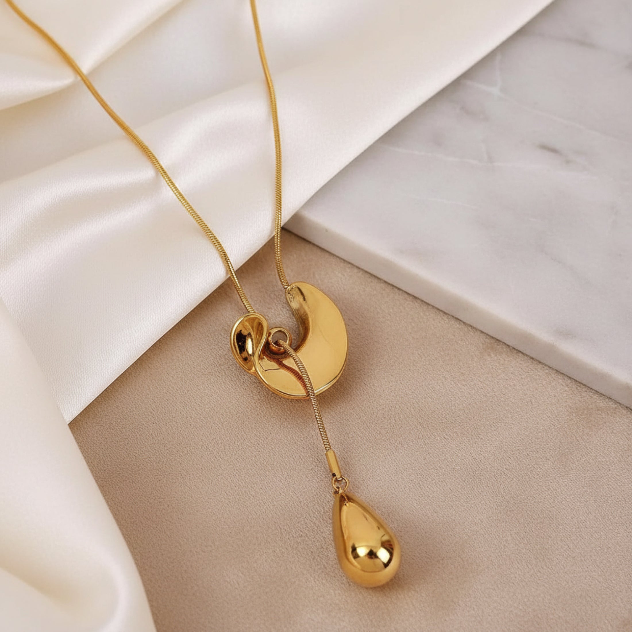 Collier Sublime doré en acier inoxydable avec pendentif goutte bombée et chaîne serpent fine