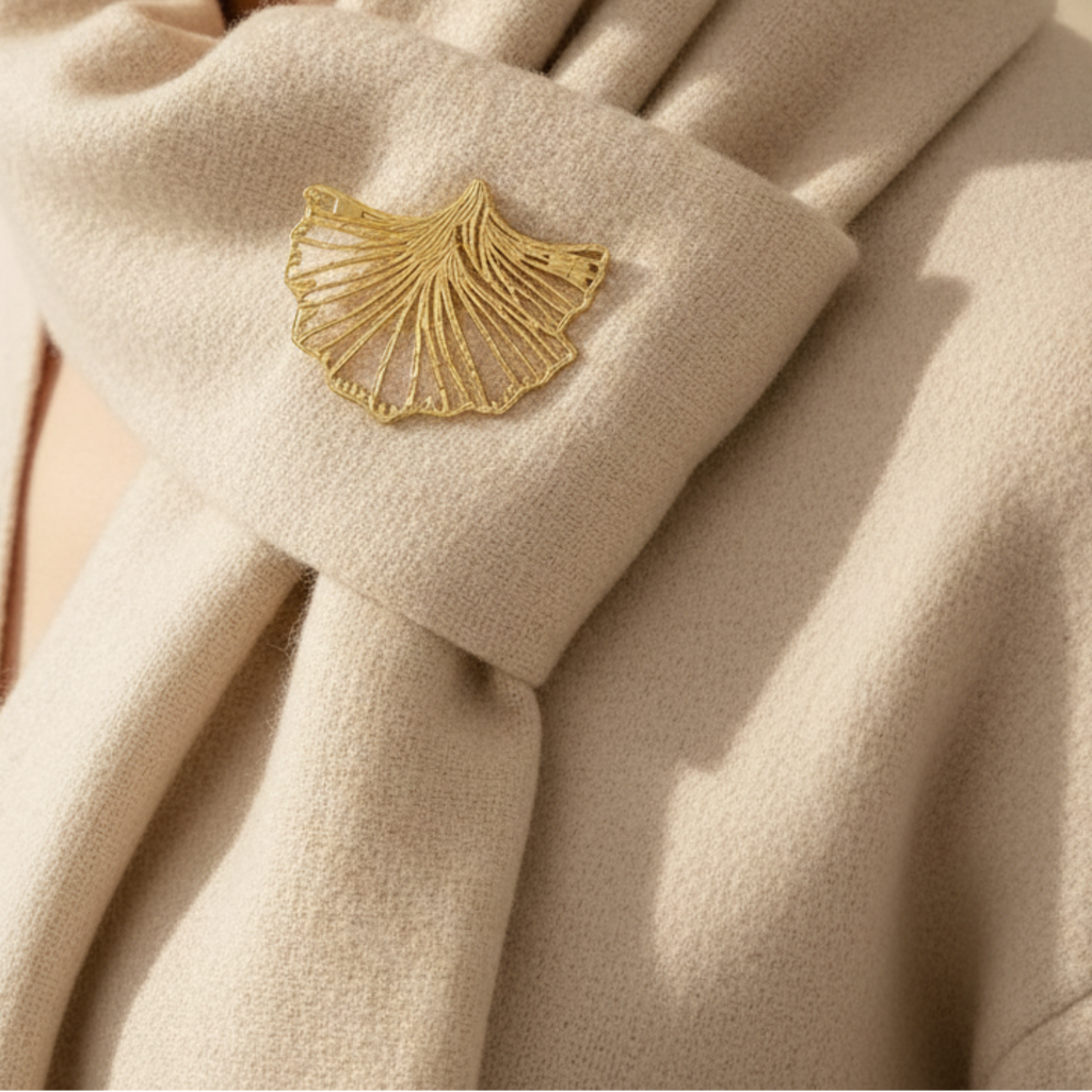 Broche Luana dorée, détails filigrane feuille Ginkgo, acier inoxydable résistant à l'eau
