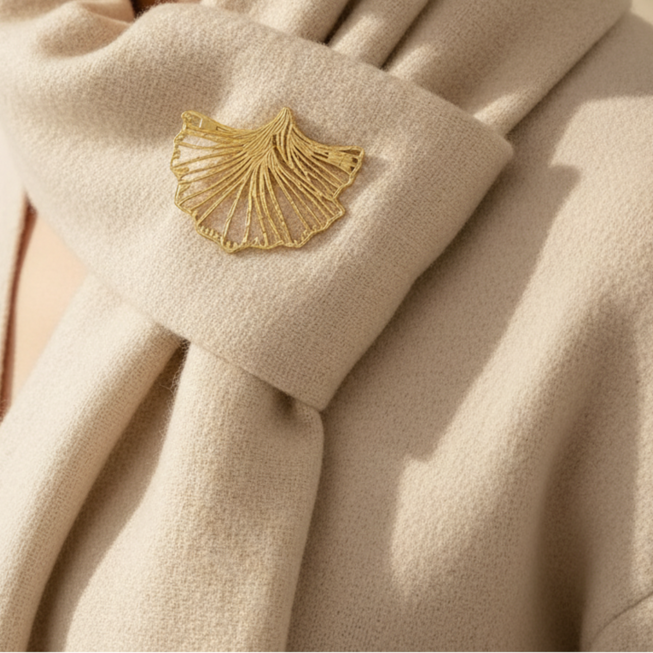 Broche Luana dorée, détails filigrane feuille Ginkgo, acier inoxydable résistant à l'eau
