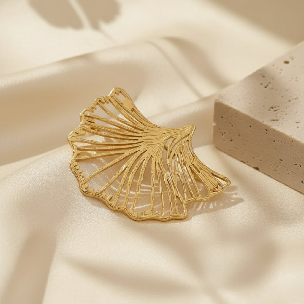 Broche Luana dorée feuille de Ginkgo filigrane, acier inoxydable 8g, design nature élégant
