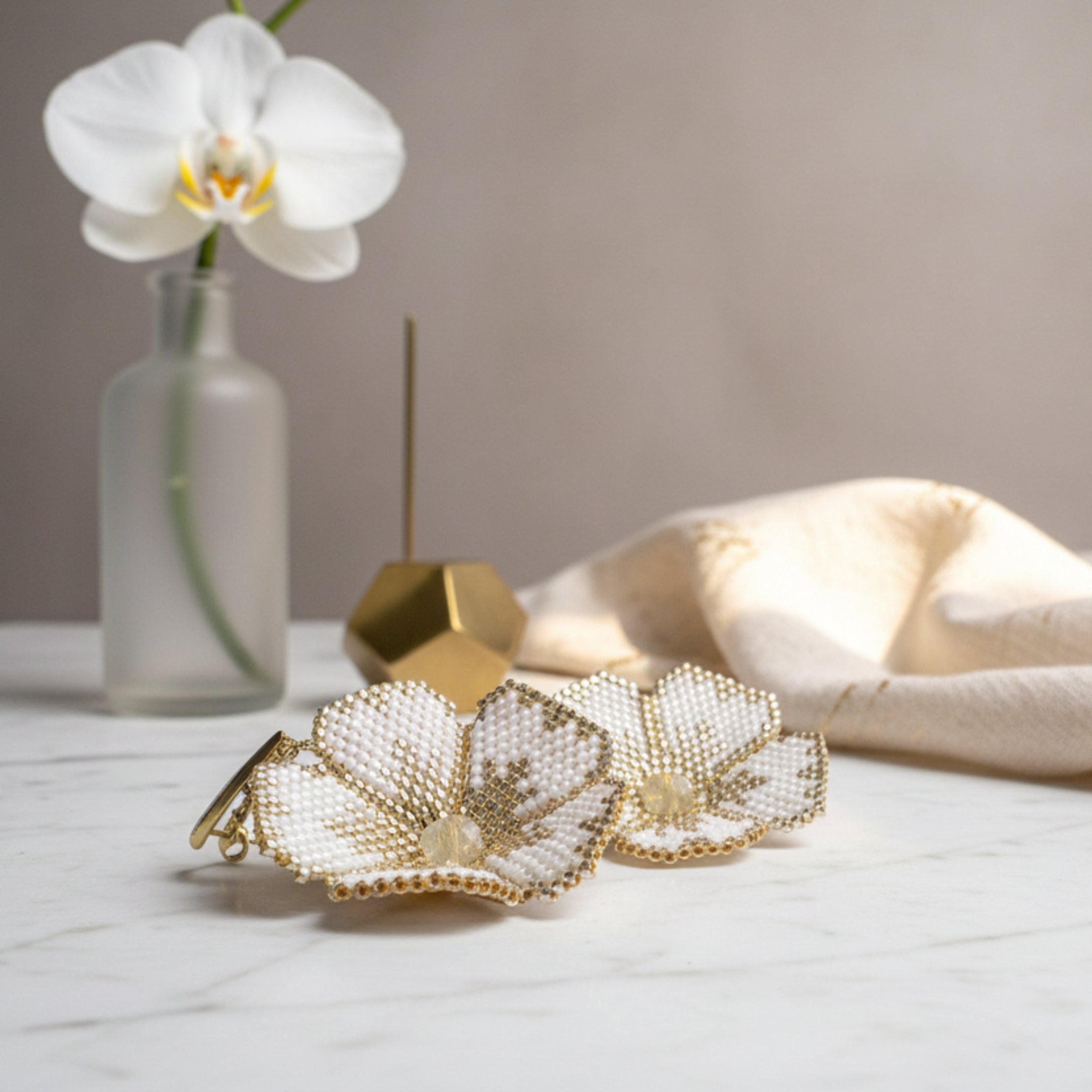 Boucles d'oreilles florales faites main Sara ÔParis en perles Miyuki blanc opaque et or Duracoat