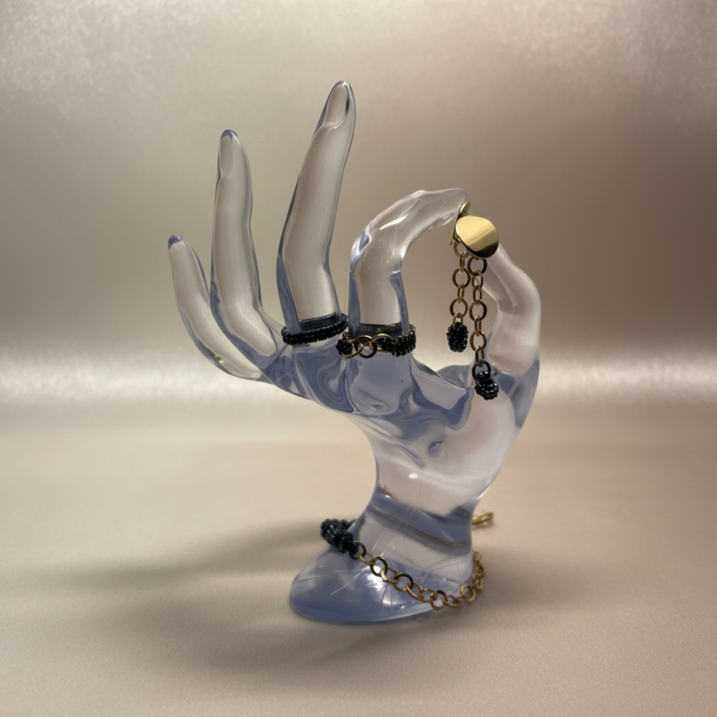 Parure Éclat de Minuit ÔParis sur présentoir - ensemble complet noir bleuté doré
