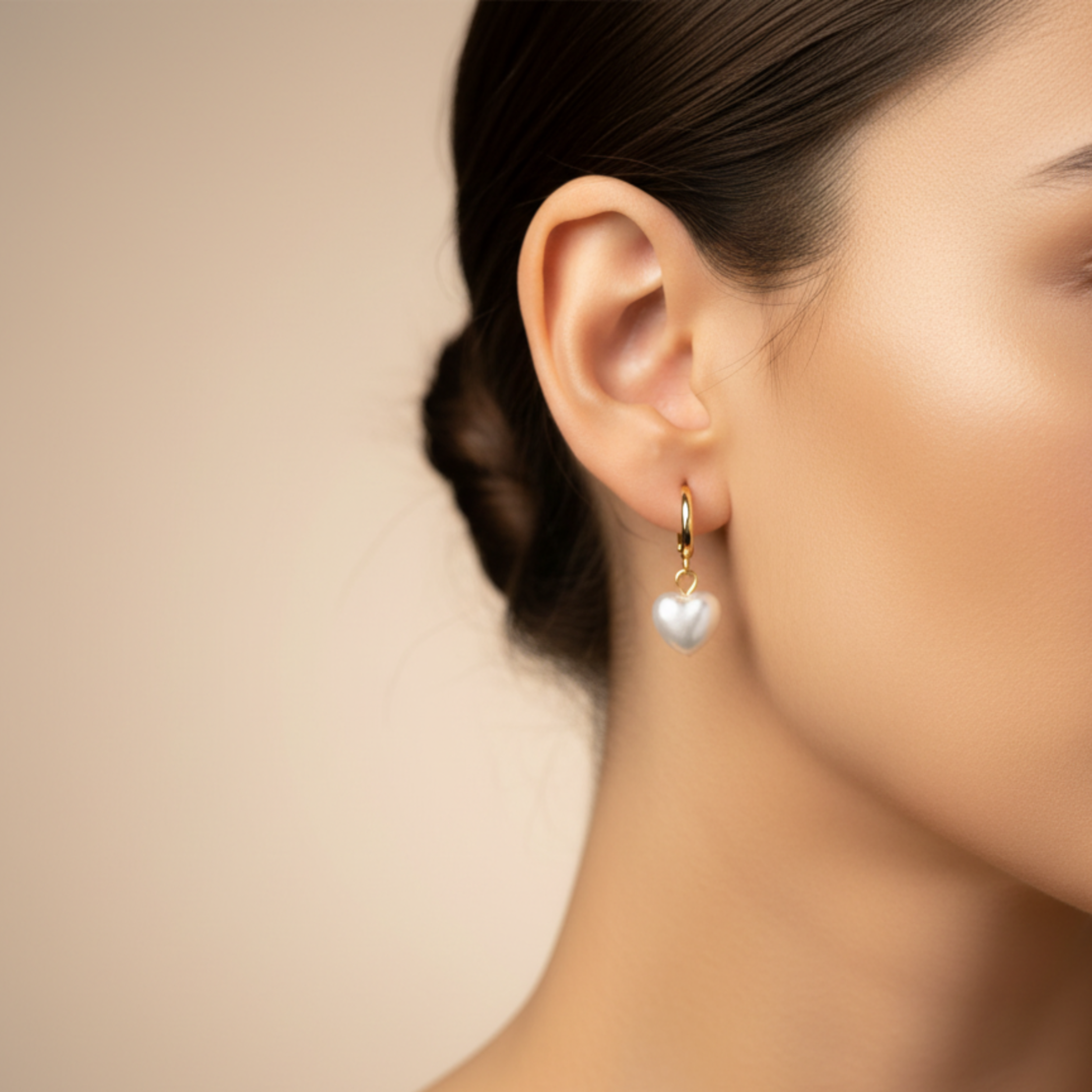 Boucles d'oreilles Cœur de créoles dorées avec cœur nacré blanc portées - ÔParis bijoux fait main