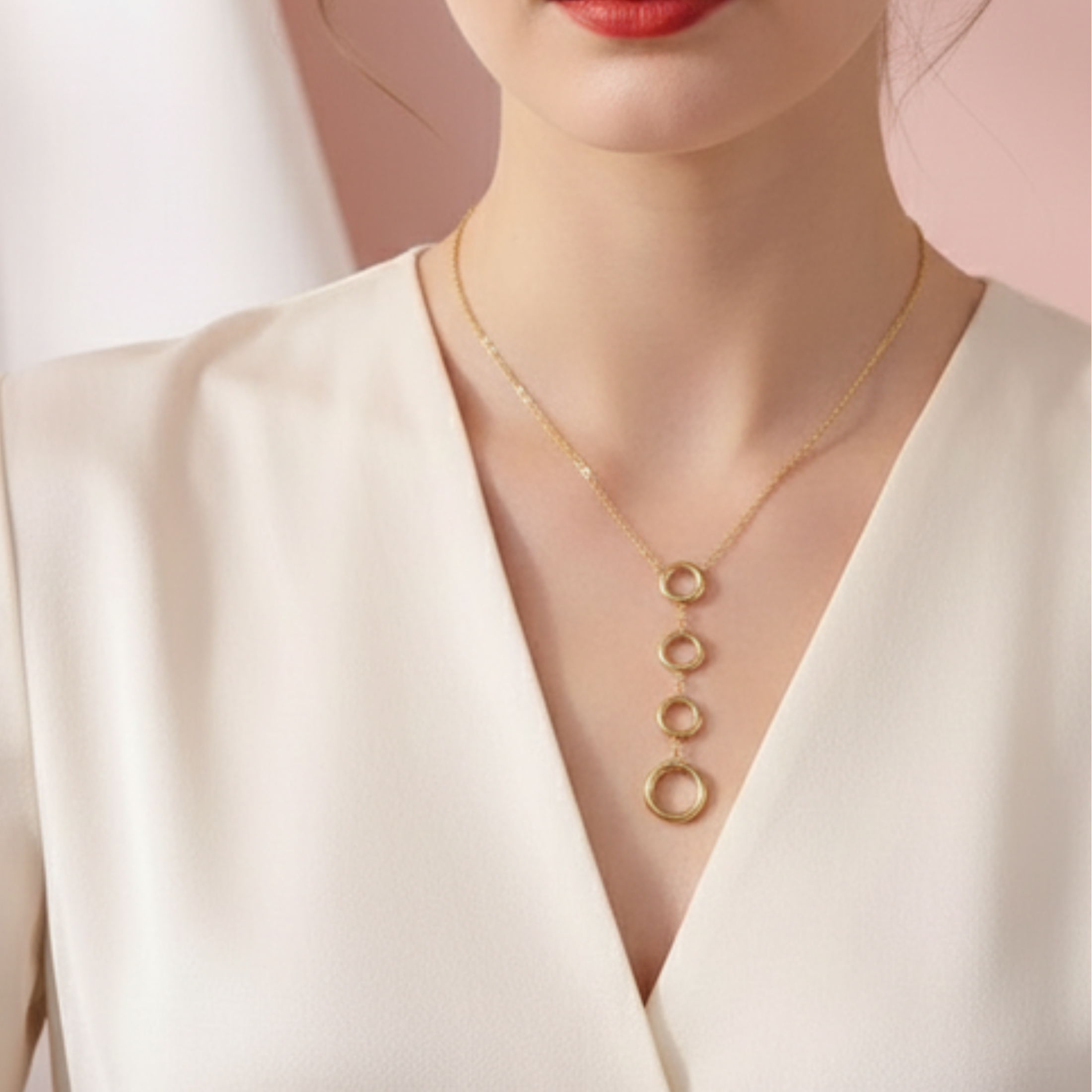 Collier Jeanne porté - collier pendentif acier inoxydable doré
