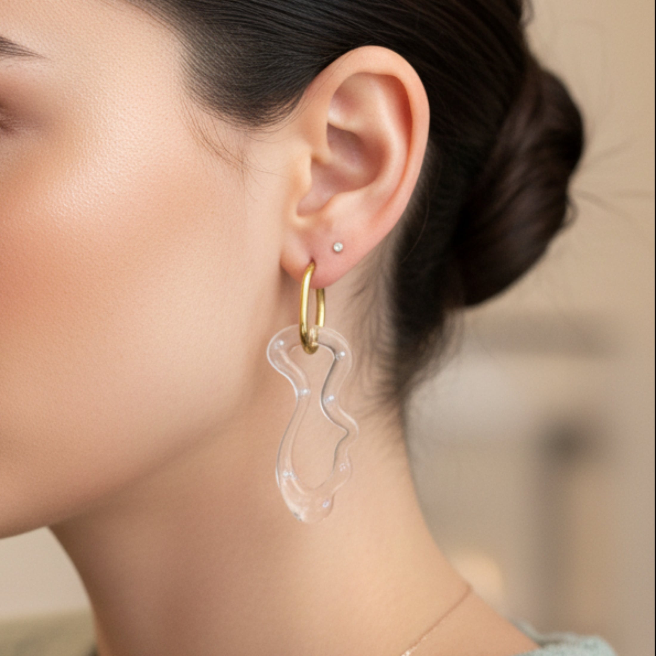 Pampilles Évanescence portées sur créoles dorées - Créoles vendues séparément sur https://oparisbijoux.myshopify.com/collections/creoles
