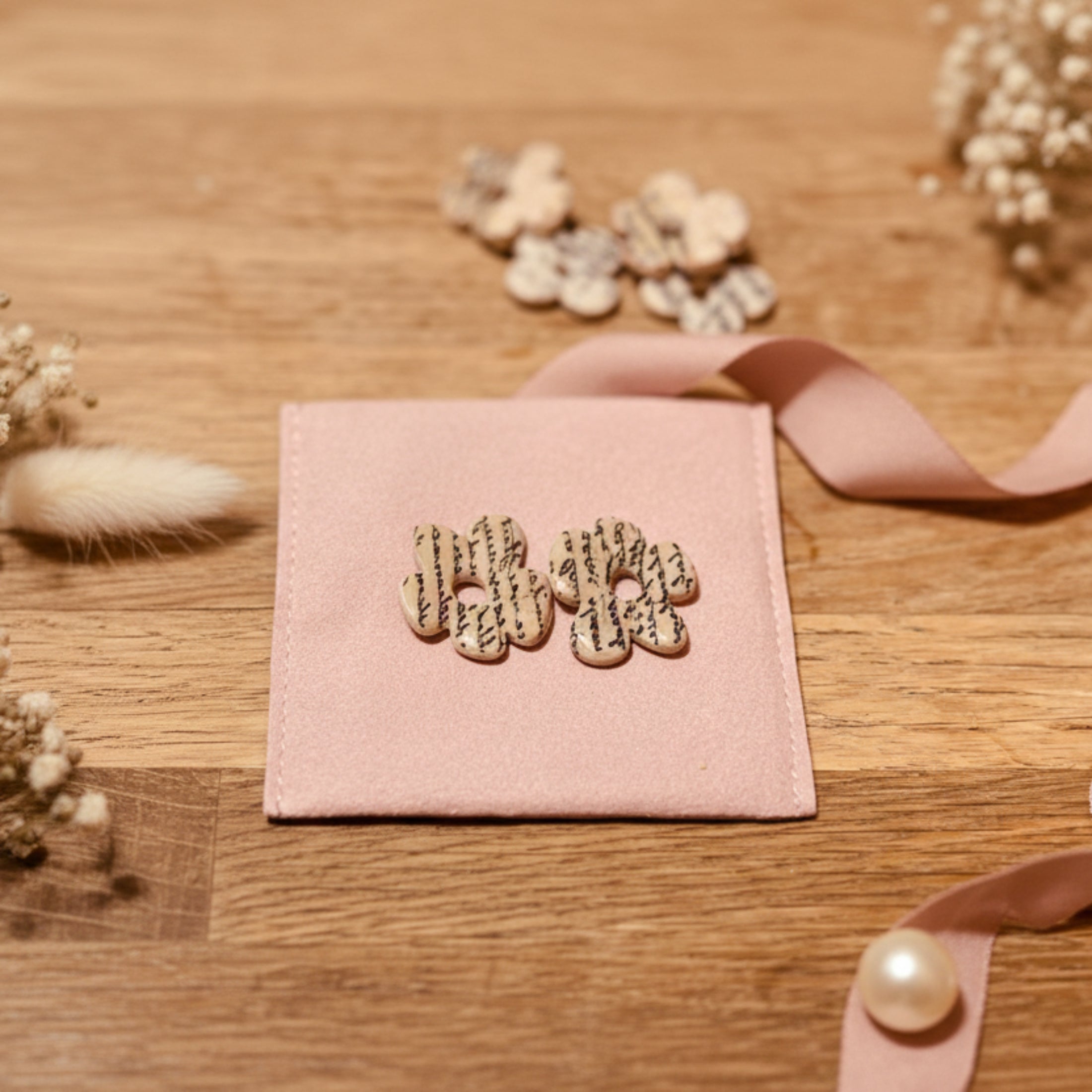 Pampilles Mots Doux en pâte polymère et résine tons beige avec écritures à l'envers - Création artisanale ÔParis
