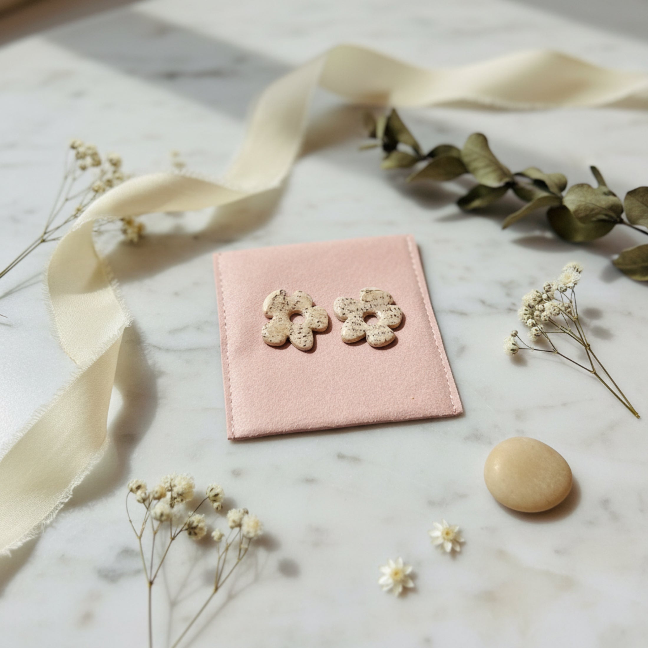 Détail Pampilles Mots Doux - Transferts à l'envers sur résine brillante tons beige
