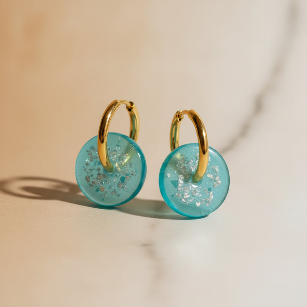 Pampilles Lagon portées sur créoles dorées - Créoles vendues séparément sur https://oparisbijoux.myshopify.com/collections/creoles
