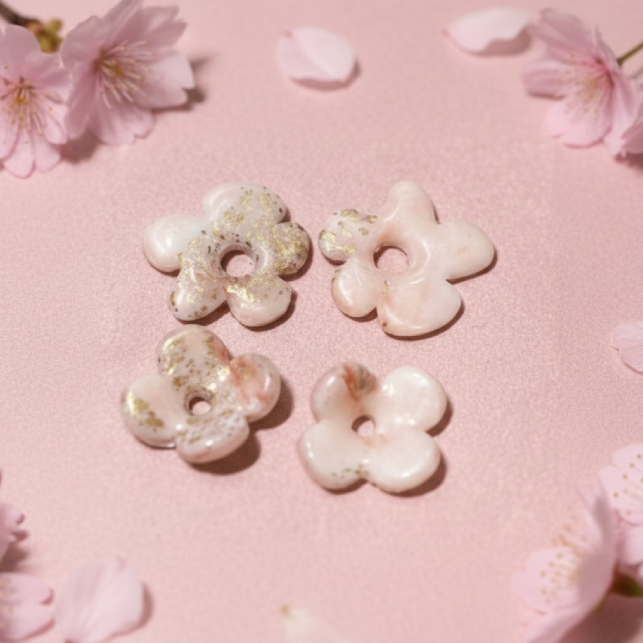 Pampilles Sakura en pâte polymère résinée rosé et doré - Création artisanale ÔParis
