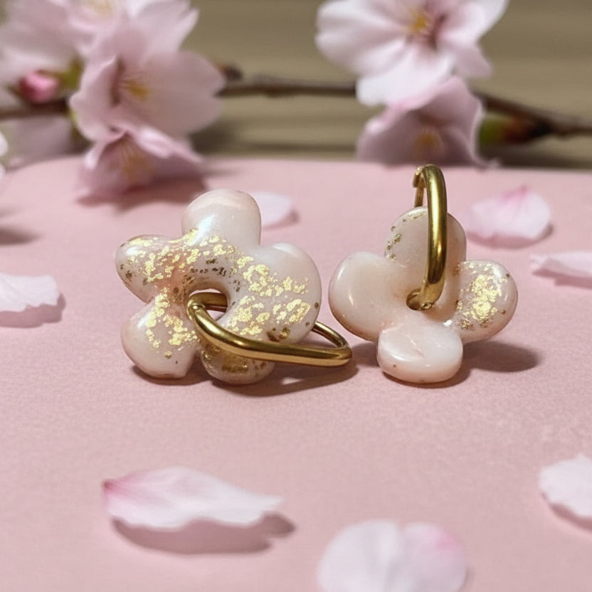 Pampilles Sakura portées sur créoles dorées - Créoles vendues séparément sur https://oparisbijoux.myshopify.com/collections/creoles
