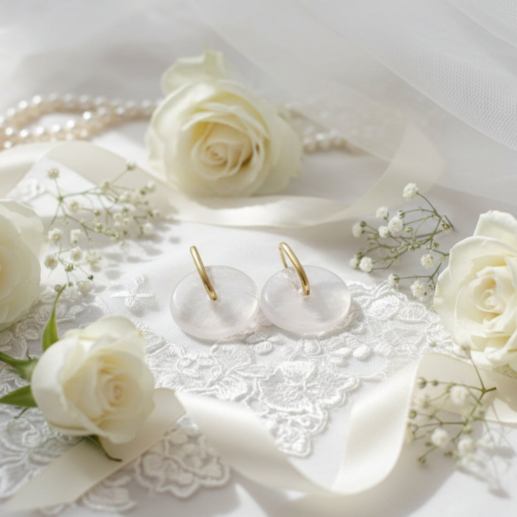 Pampilles Promesse blanc nacré sur créoles dorées - Créoles vendues séparément sur https://oparisbijoux.myshopify.com/collections/creoles
