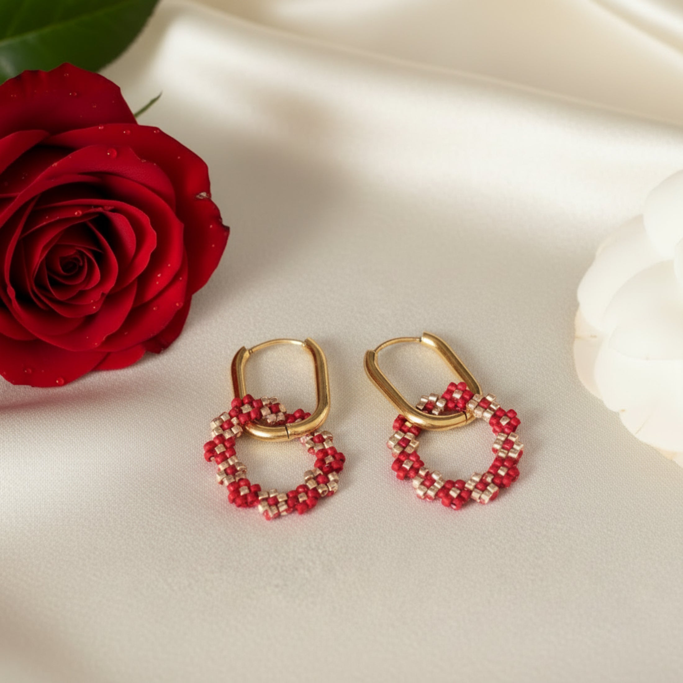 Pampilles Duo de Fleurs Miyuki bordeaux doré sur créoles dorées - Créoles vendues séparément sur https://oparisbijoux.myshopify.com/collections/creoles
