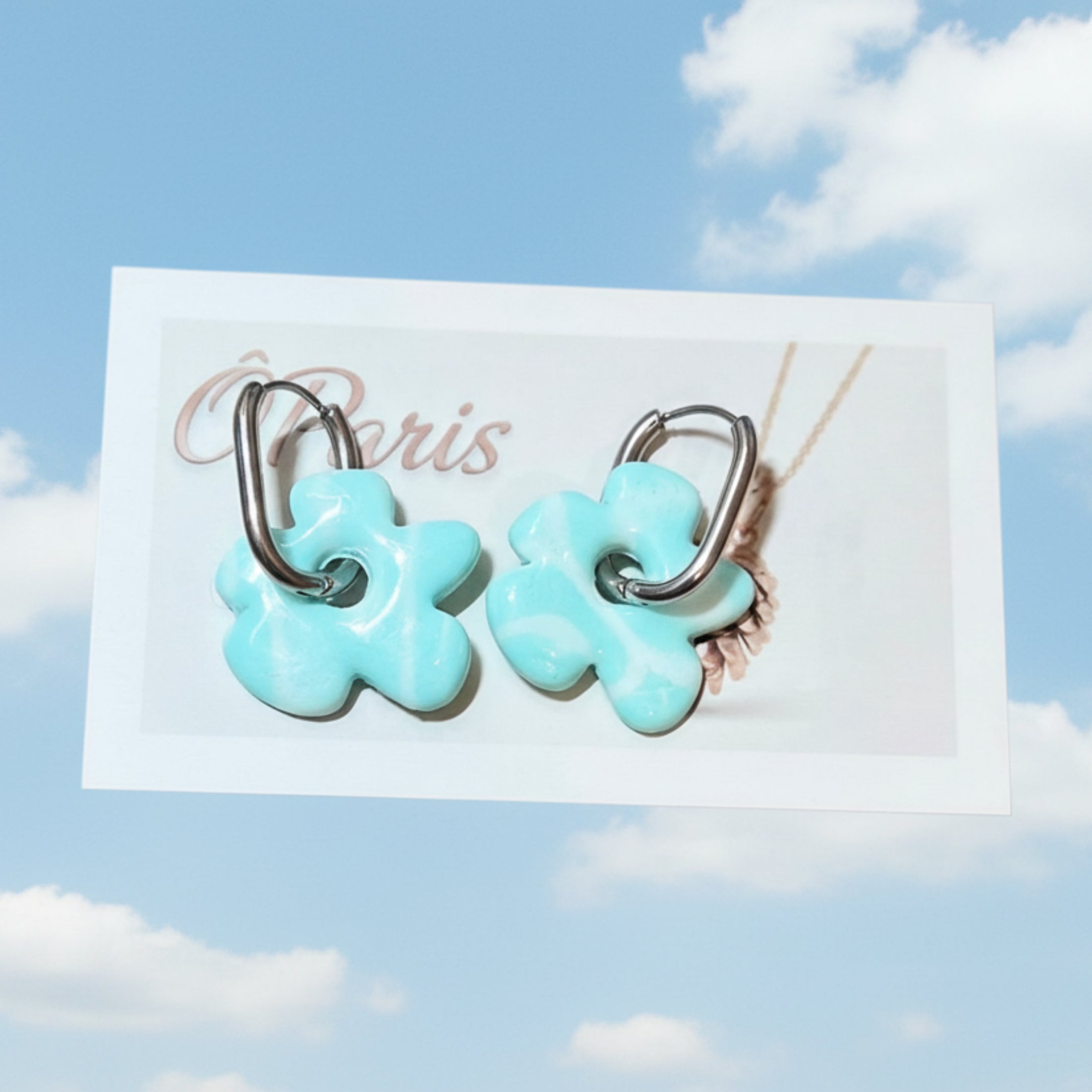 Pampilles Ciel bleu clair et blanc sur créoles dorées - Créoles vendues séparément sur https://oparisbijoux.myshopify.com/collections/creoles
