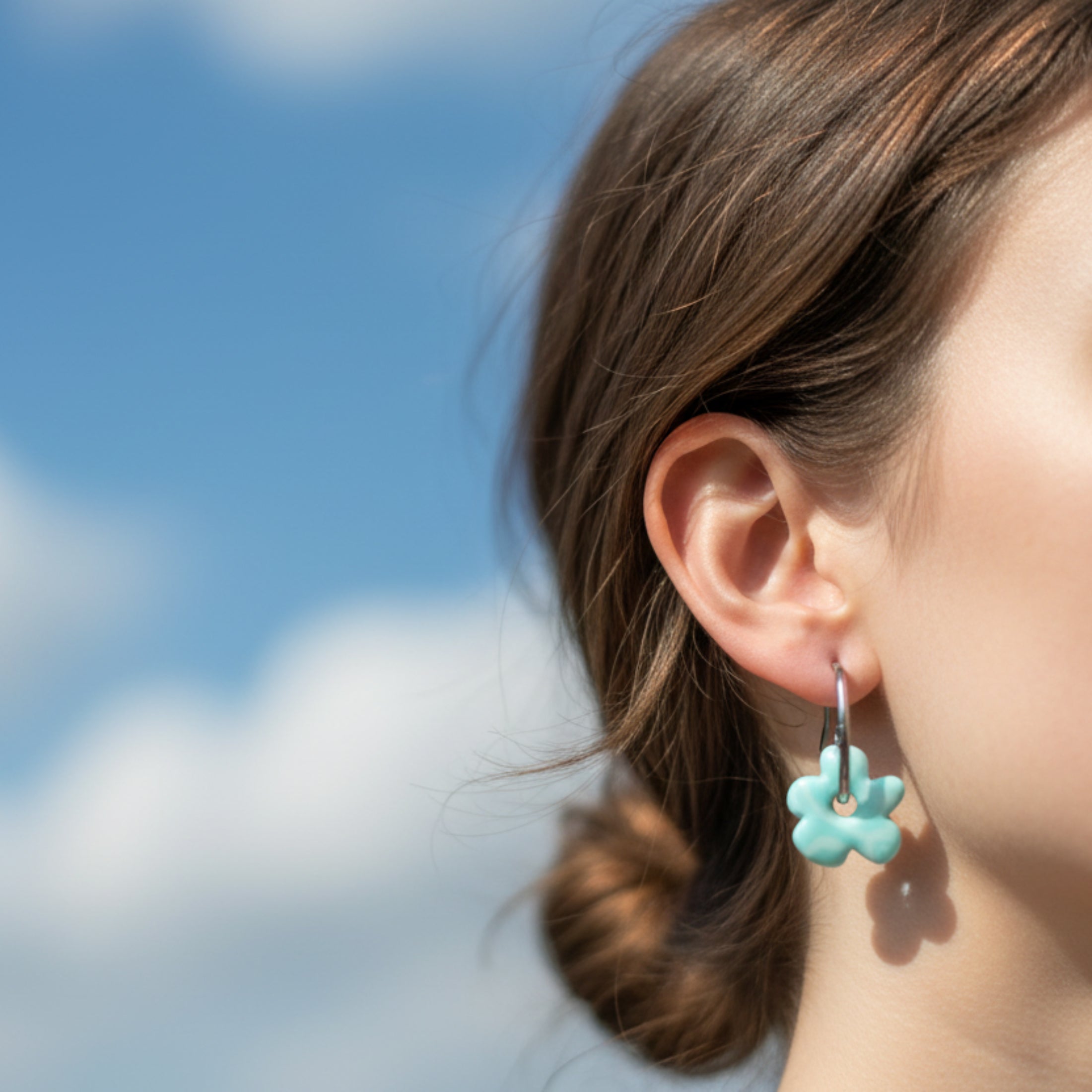 Pampilles Ciel portées - Boucles d'oreilles fleur bleu blanc fait main ÔParis
