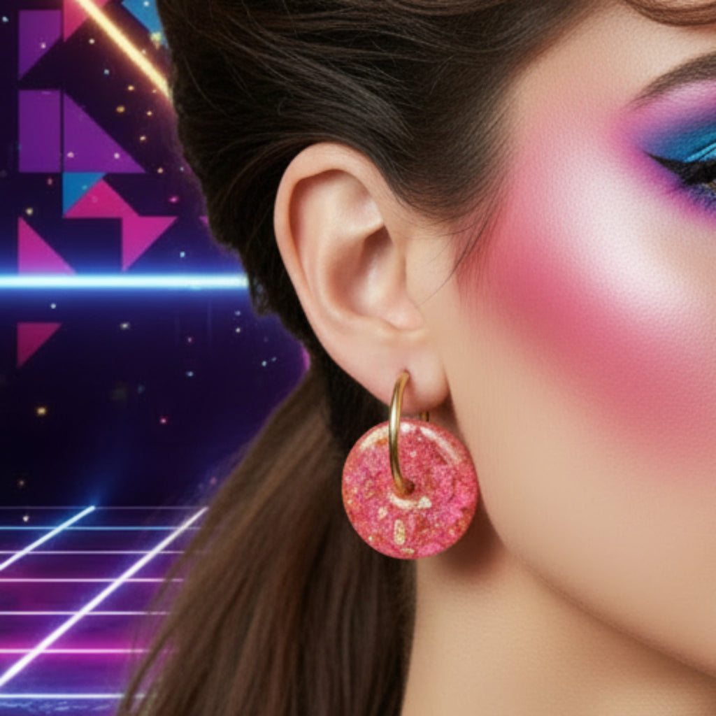 Pampilles 80's portées - Boucles d'oreilles résine rose fluo esprit années 80 fait main ÔParis
