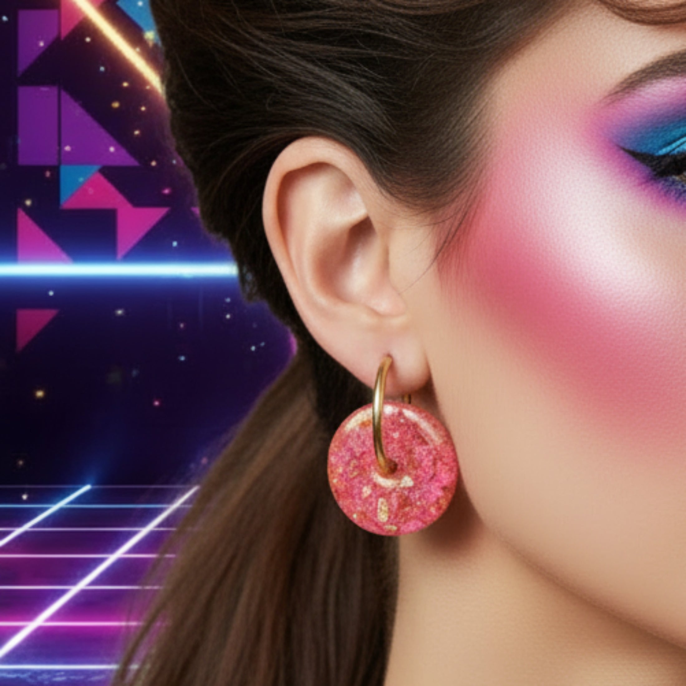 Pampilles 80's portées - Boucles d'oreilles résine rose fluo esprit années 80 fait main ÔParis
