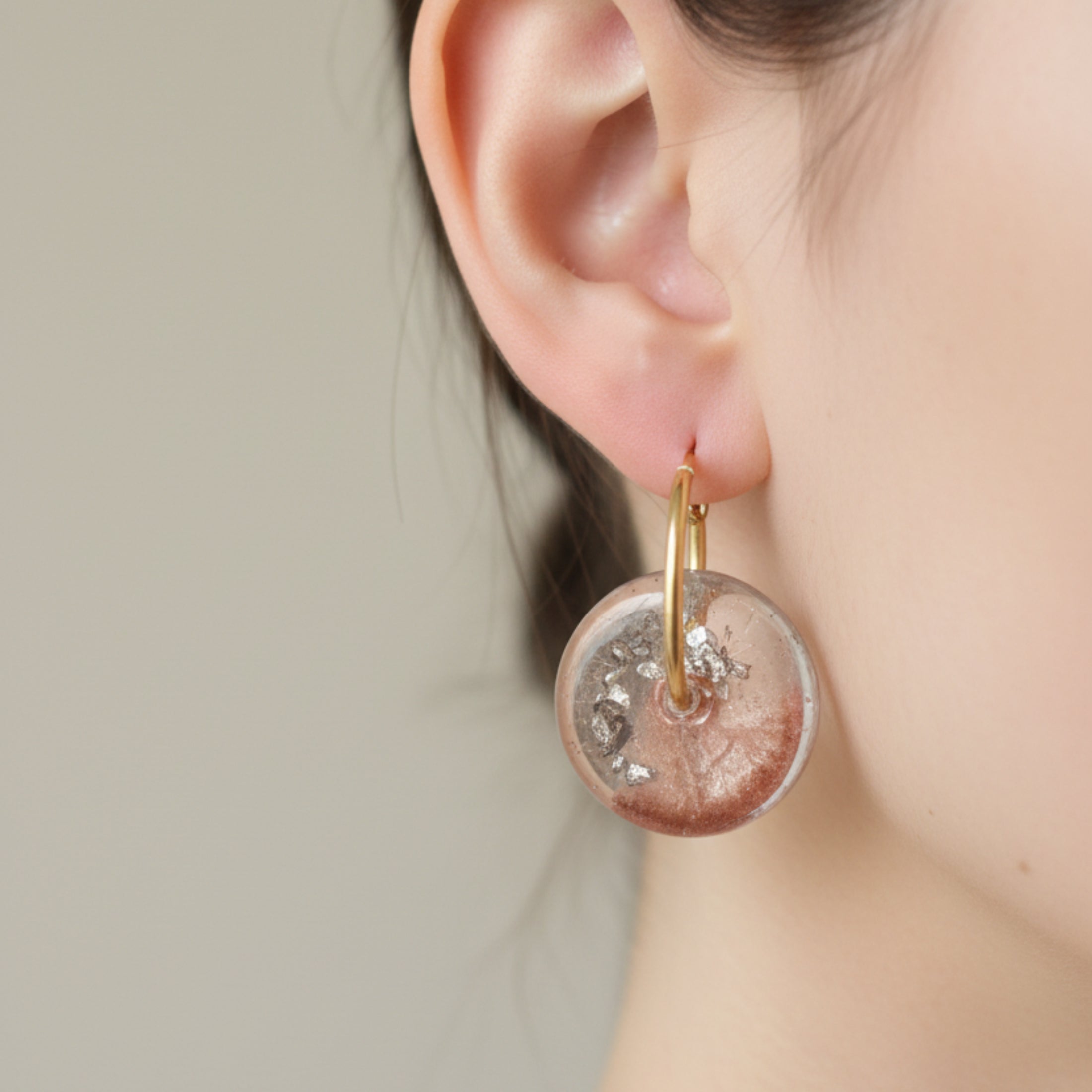 Pampilles Marley portées - Boucles d'oreilles résine marron argent fait main ÔParis
