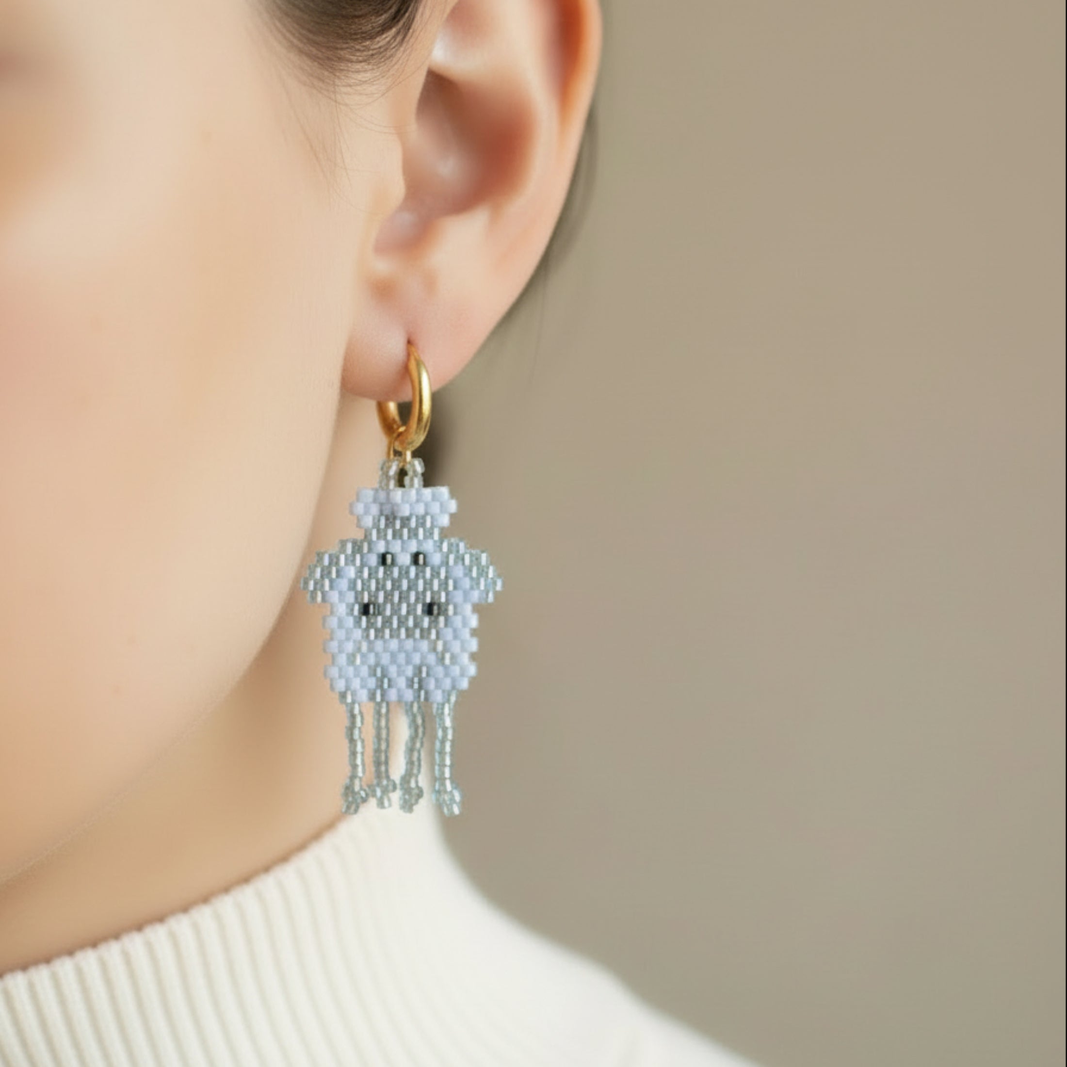 Boucle d'oreille originale avec charm Fripon le mouton en perles Miyuki - Création fait main ÔParis
