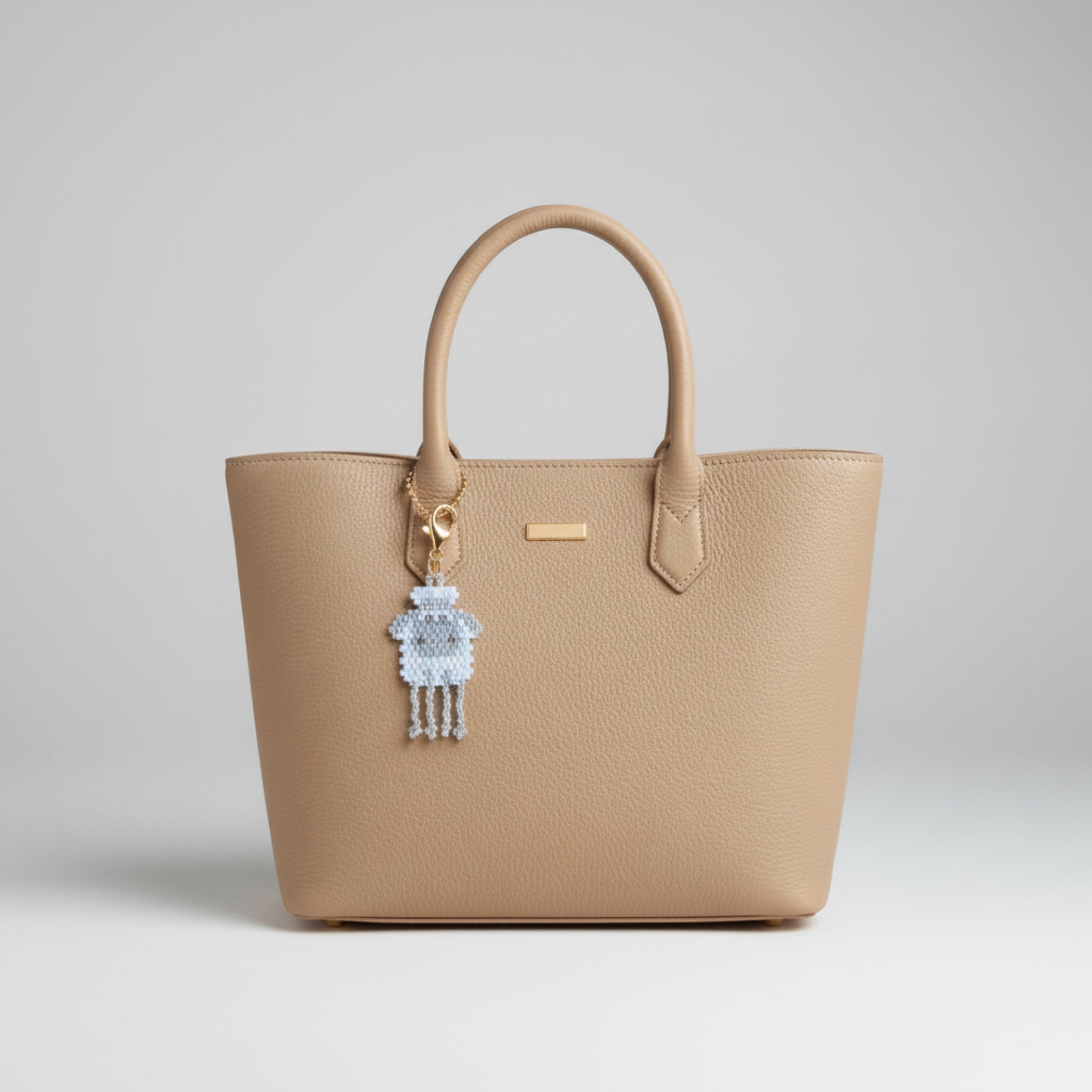 Charm Fripon le mouton en perles Miyuki accroché sur sac à main - Accessoire fait main ÔParis
