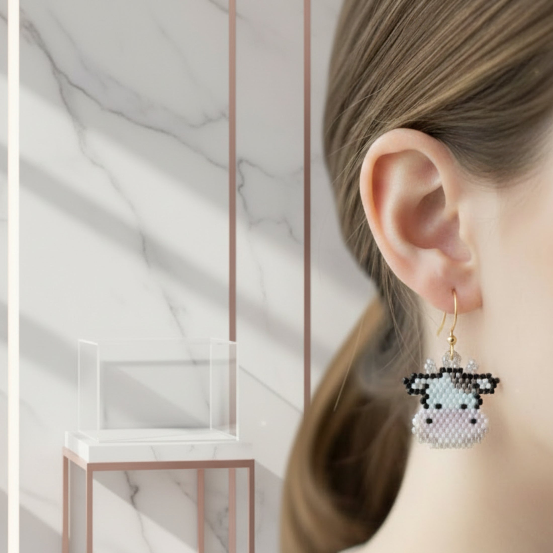 Boucle d'oreille originale avec charm Rosalie la Vachette en perles Miyuki - Création fait main ÔParis
