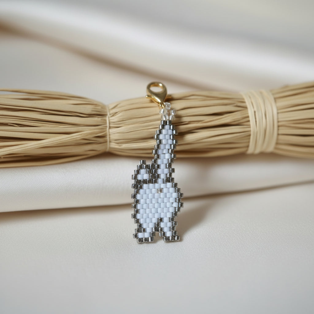 Charm Tatou le Matou fait main en perles Miyuki blanc et argenté - ÔParis
