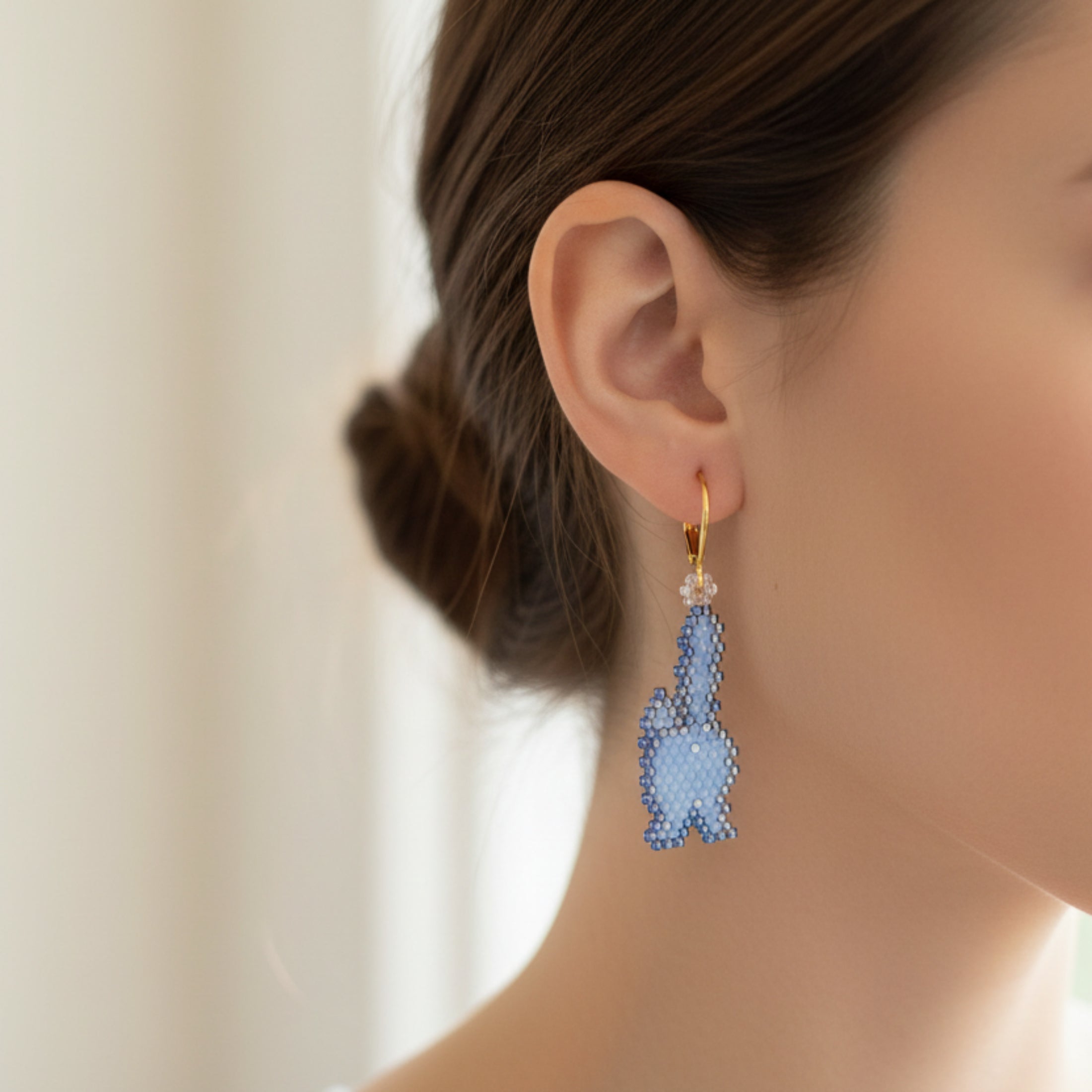 Boucle d'oreille originale avec charm Tatou le Matou en perles Miyuki - Création fait main ÔParis
